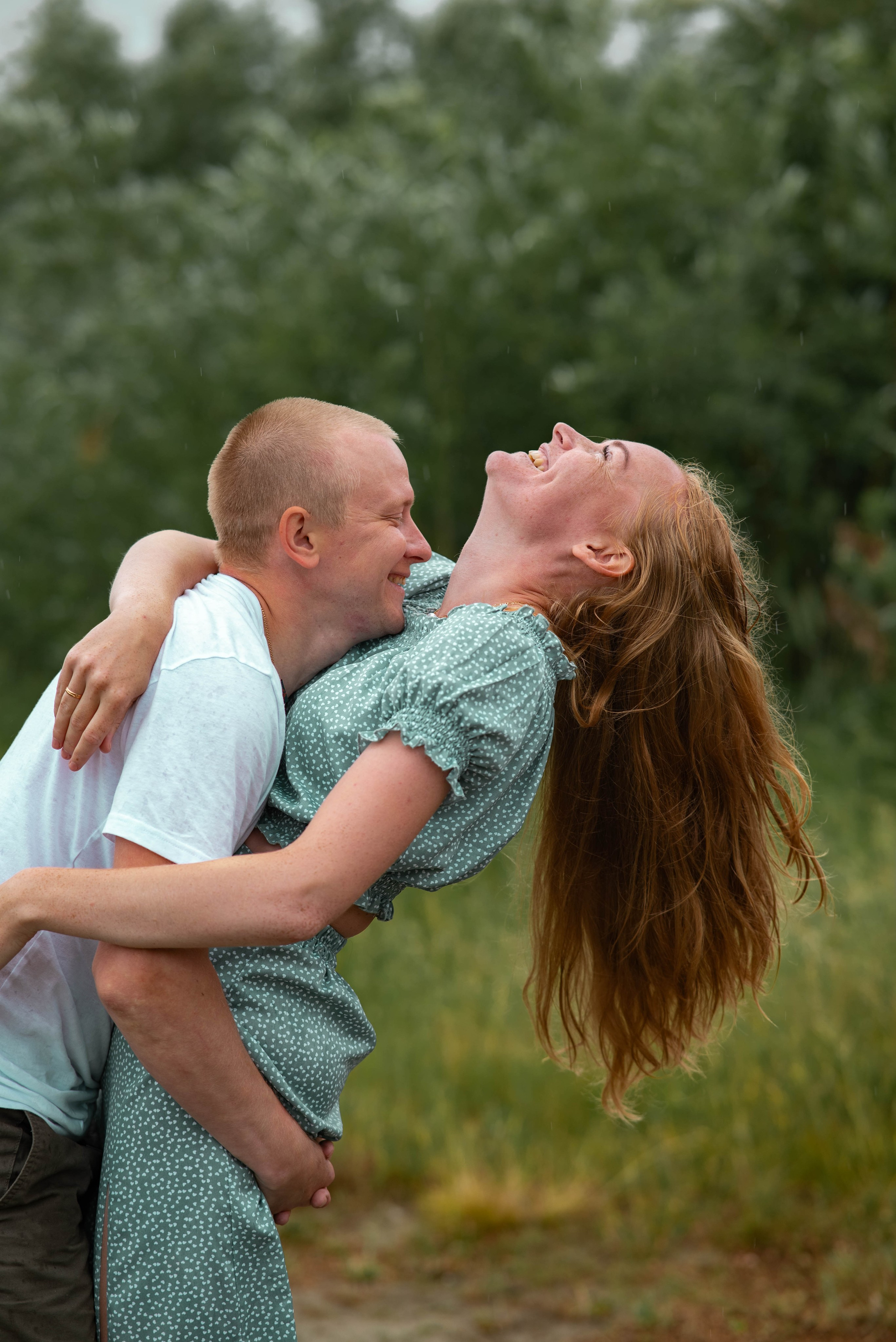 Молодая семья в лесной зоне. Семейный и свадебный фотограф в Абакане Юлия Су