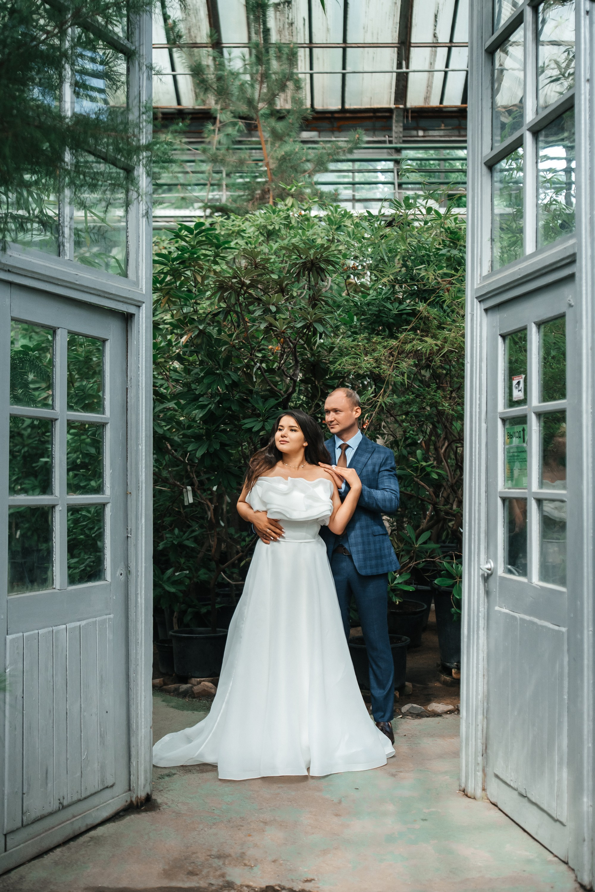 Свадебная фотосессия в оранжерее Ботанического сада им. Цицина. Свадебный и репортажный фотограф-видеограф Москва и Московская область
