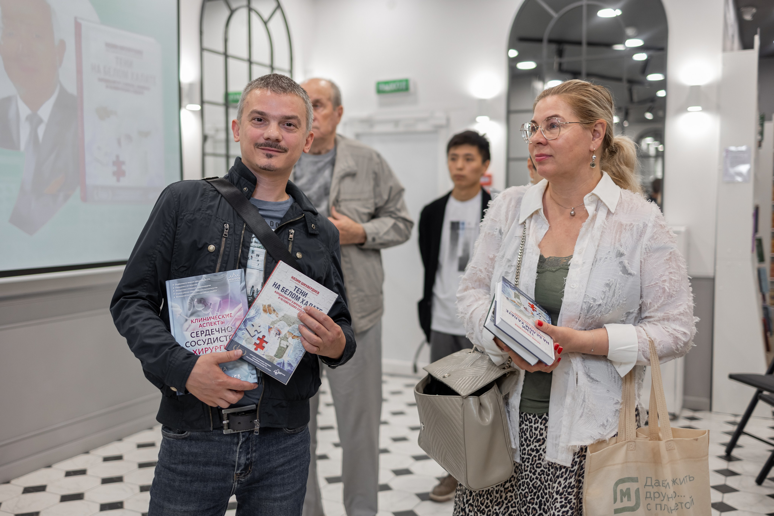 Презентация книги «Тени на белом халате». Автор: Назим Шихвердиев. Фотограф на мероприятие в Санкт-Петербурге