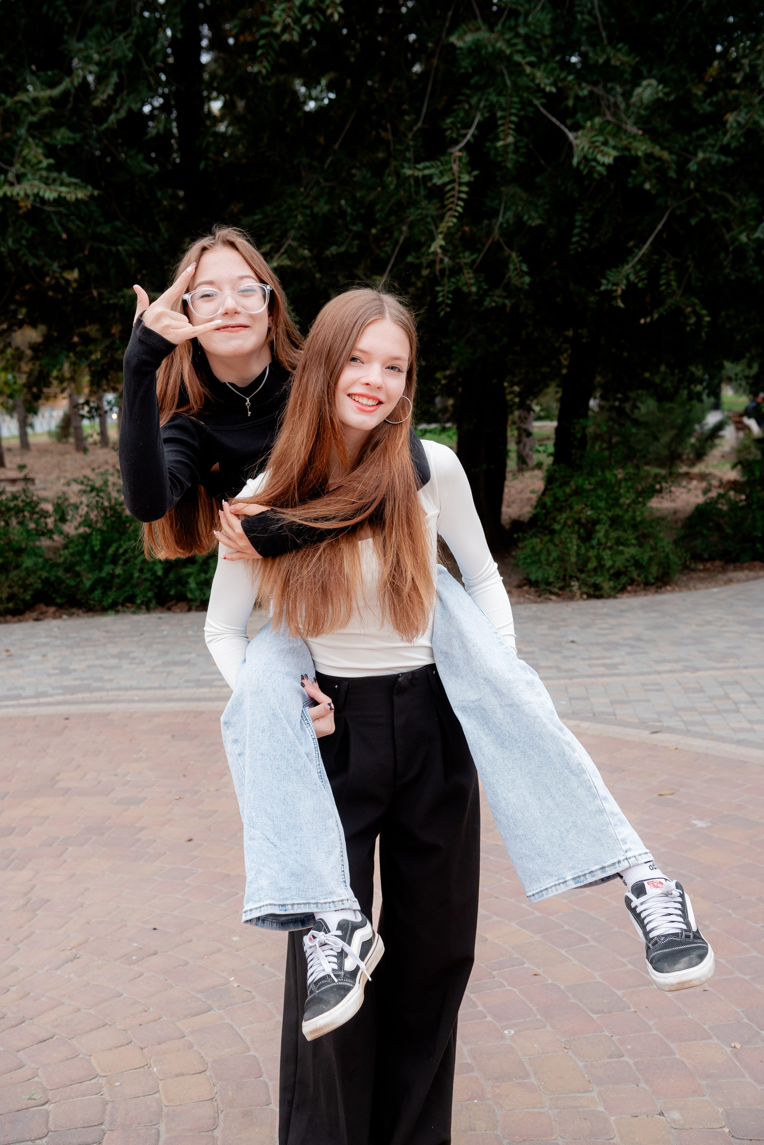 Фотосессия в парке для альбома школьники 9 класс. Фотограф в Волгограде и Волжском Александр Горбань
