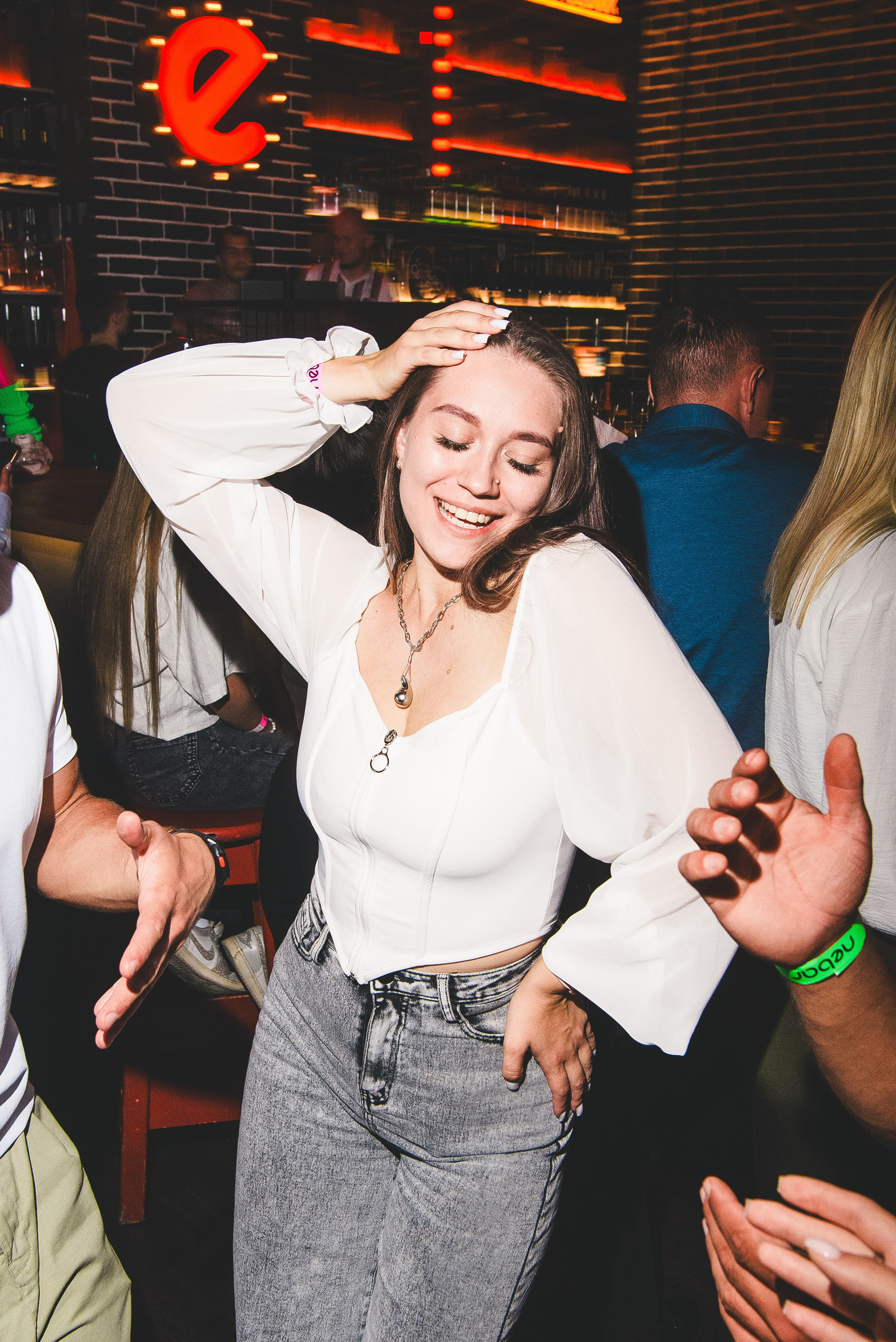 Девушка зажигает в НеБаре