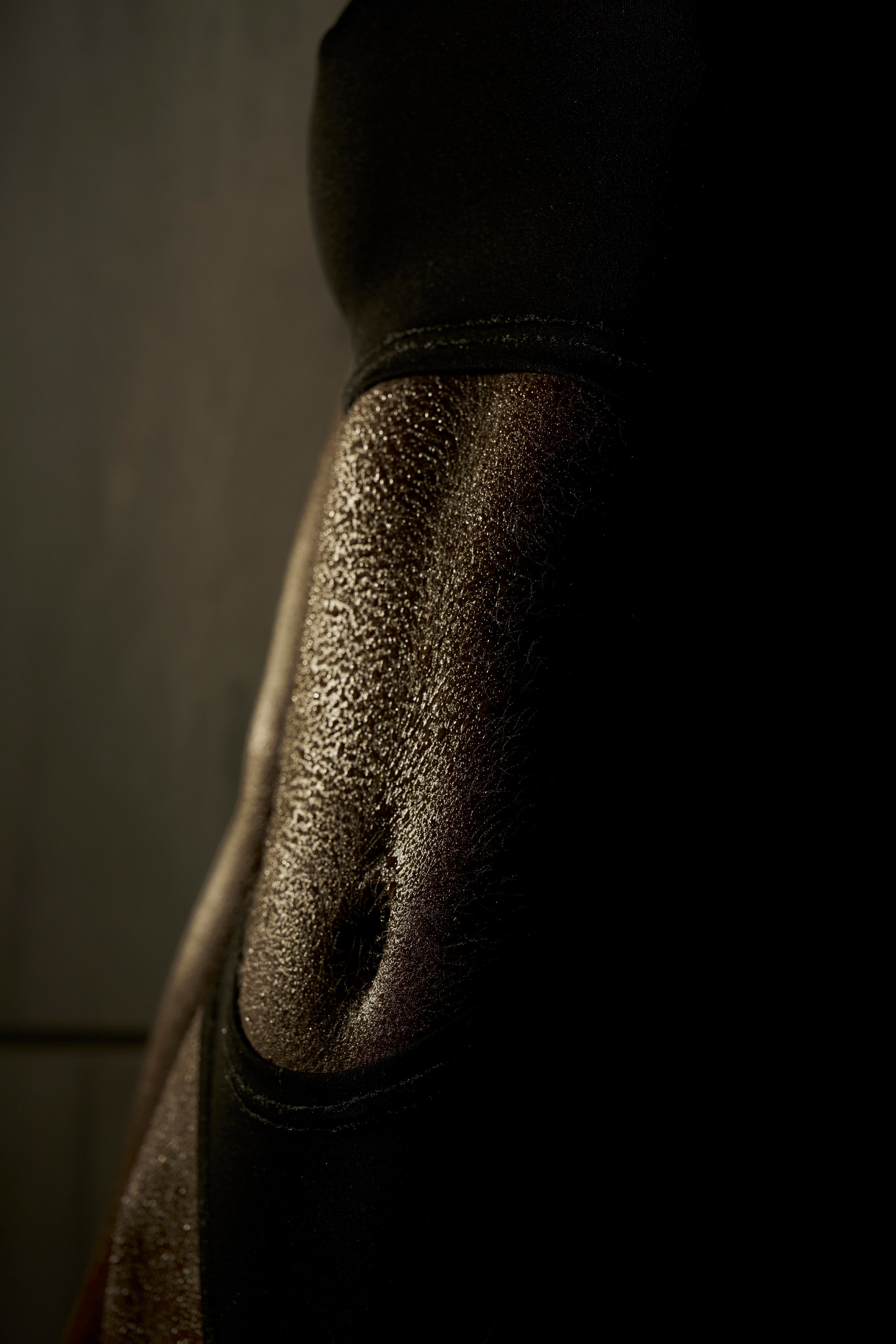 Фотосессия ню в Москве: акцент на живот и изгибы тела, натуральная кожа в тёплом свете, пластика