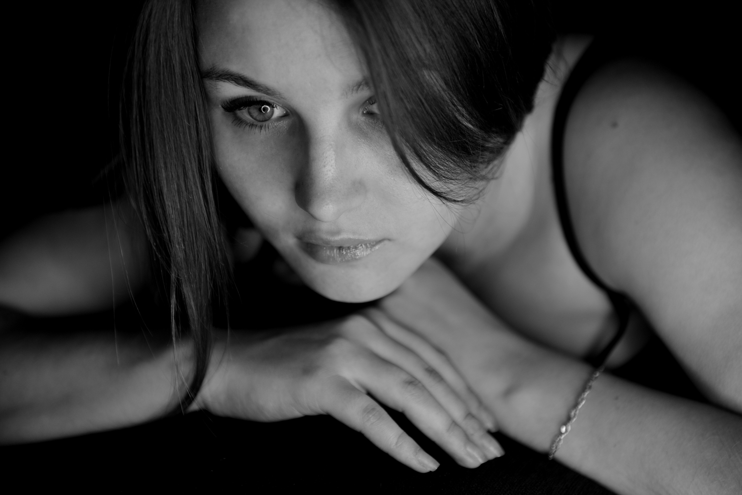 Томная сексуальная девушка на черно-белой фотографии.