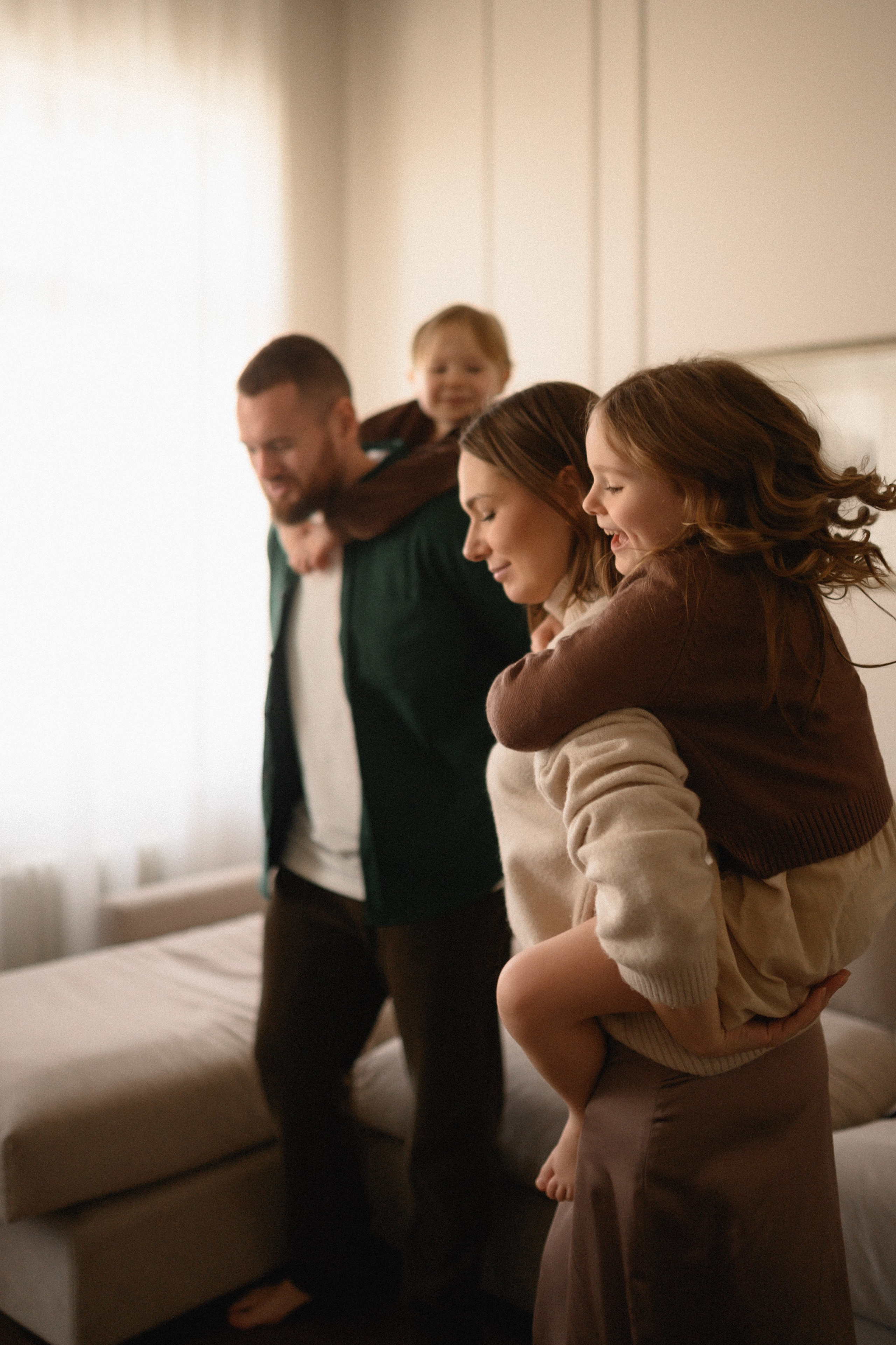 Валентин, Ирина, Евсей, Кира и Агата дома. Семейный и свадебный lifestyle-фотограф в Москве Мария Петрова