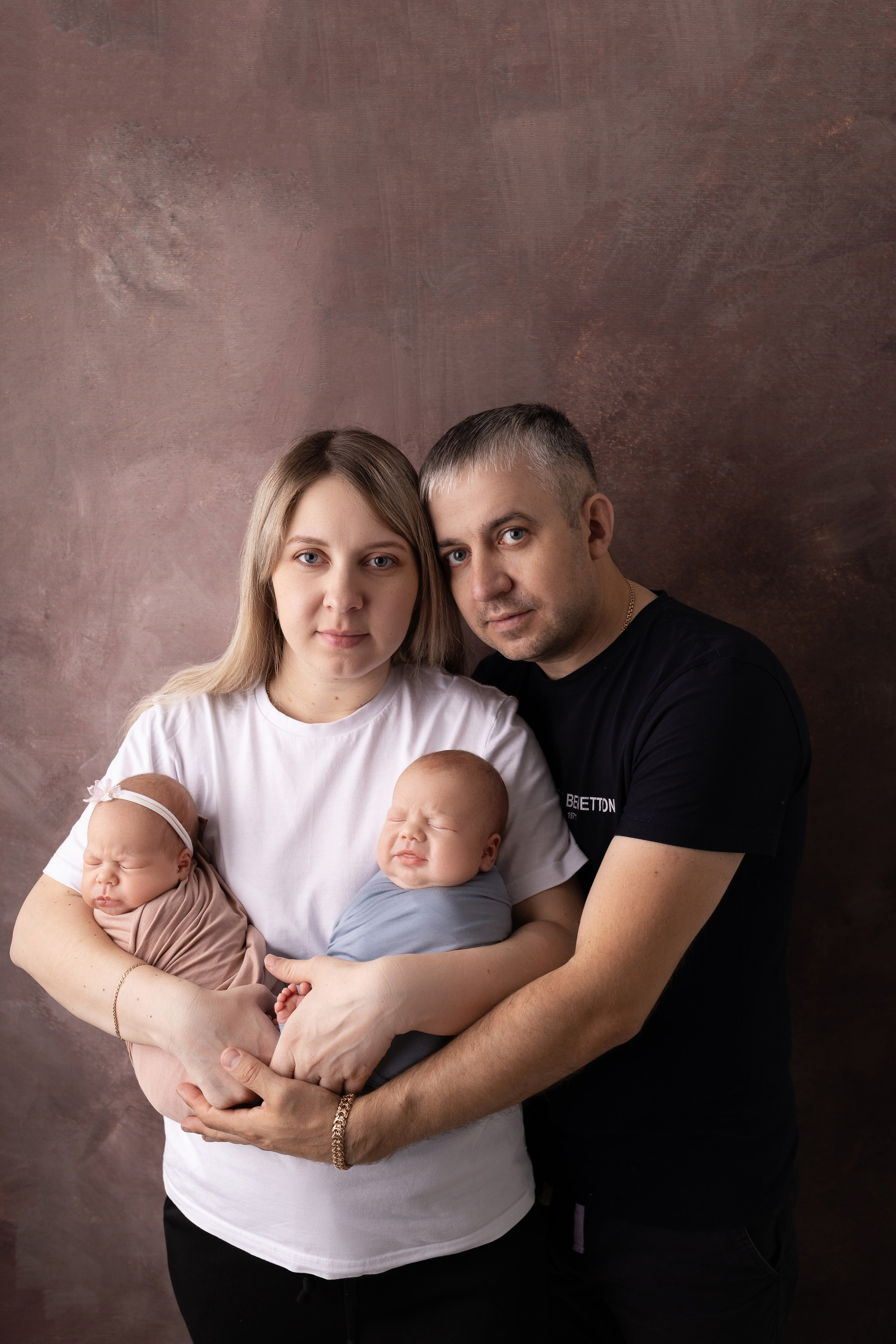 Фотосъемка двойни. Фотограф новорожденных малышей в Омске и Омской области Эльвира Камаева