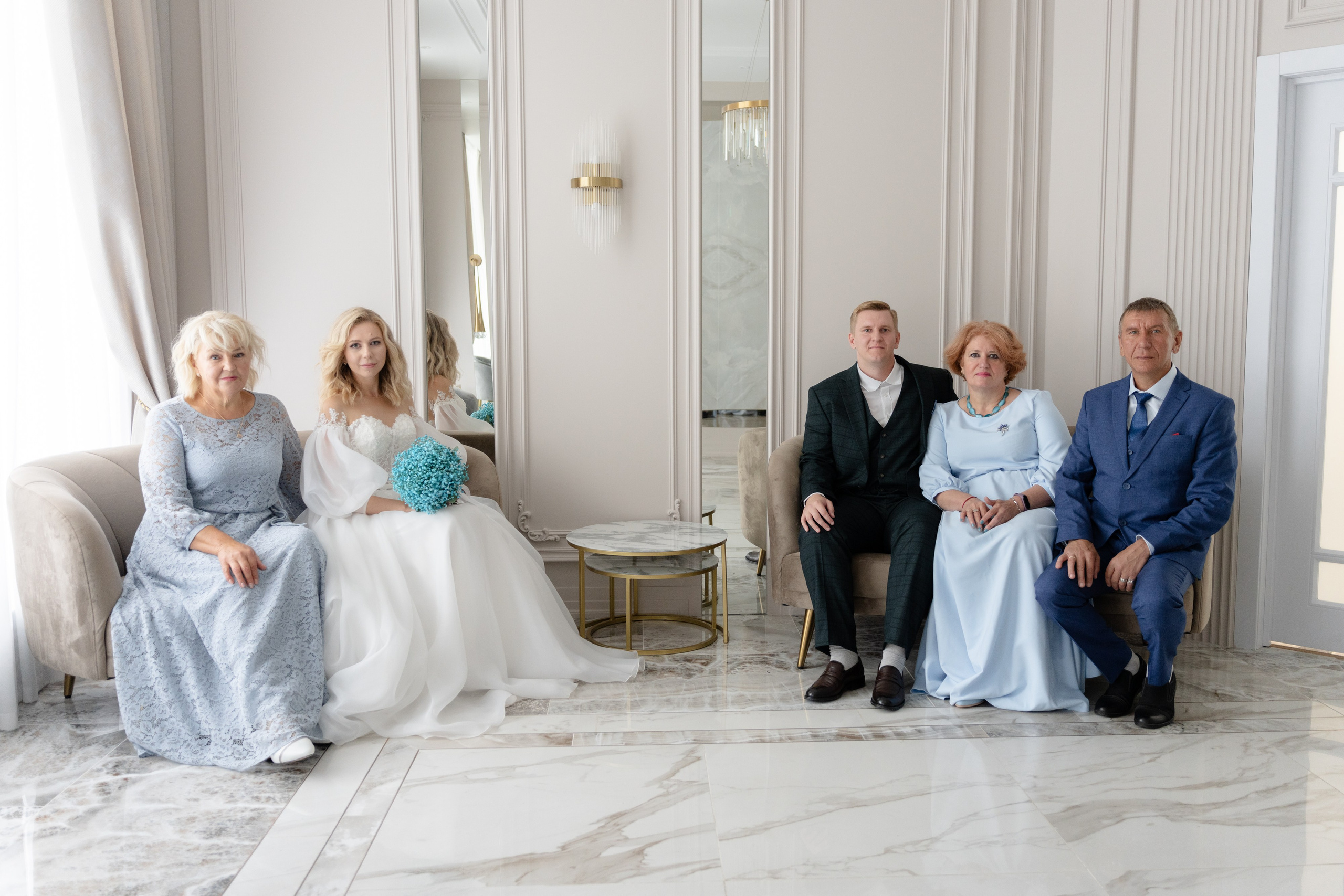 жених и невеста с родителями в комнате ожидания в загсе курортного района в сестрорецке