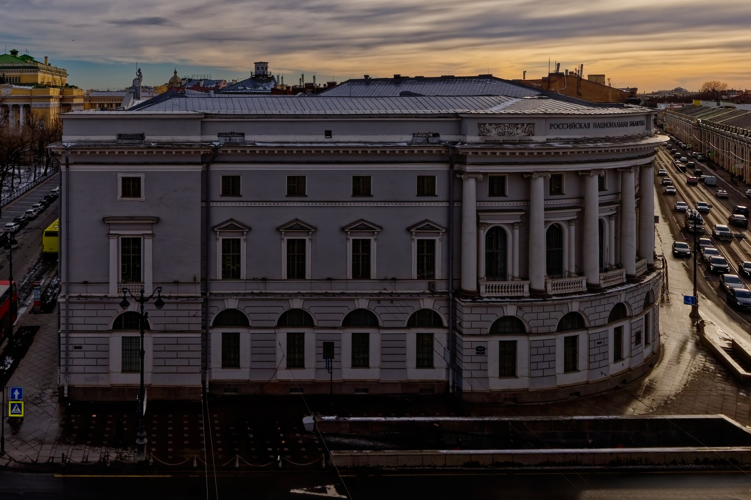 Вид со смотровой площадки музея Карла Буллы на императорскую публичную библиотеку Санкт-Петербурга