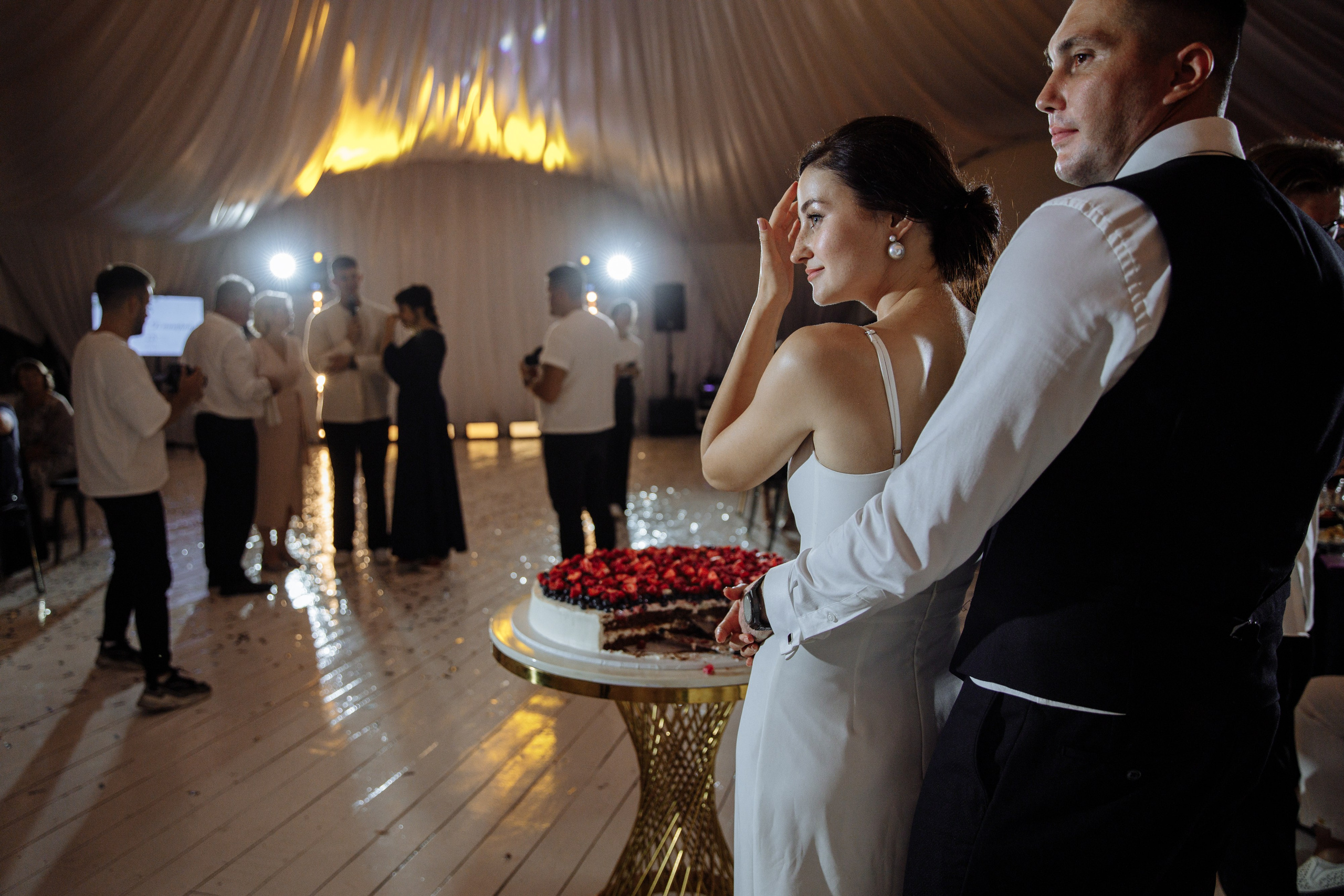 Банкет в шатре Кадницы. Свет на свадьбу Нижний Новгород Friends Rent