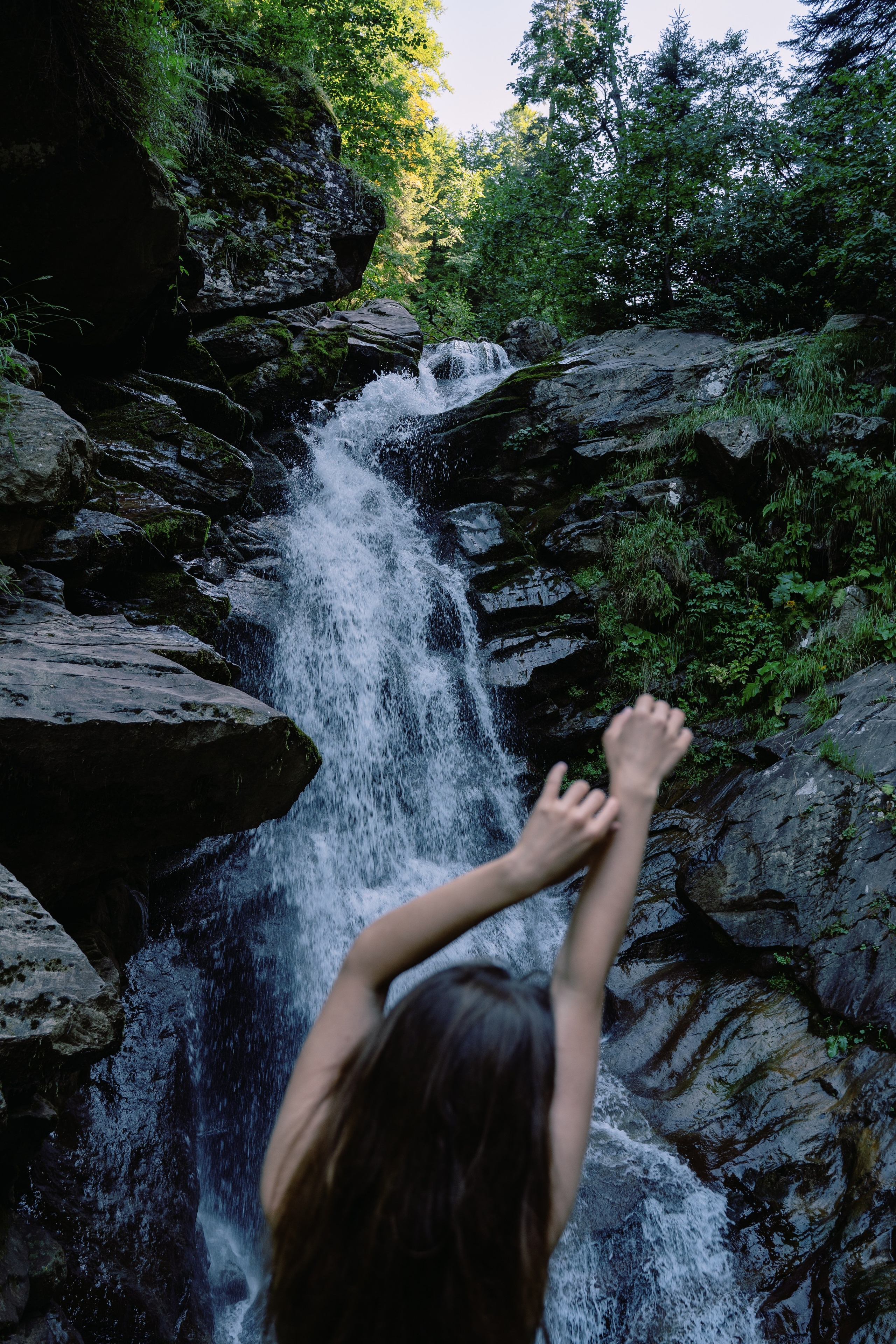 Фотосъемка  девушки со спины на фоне водопада 