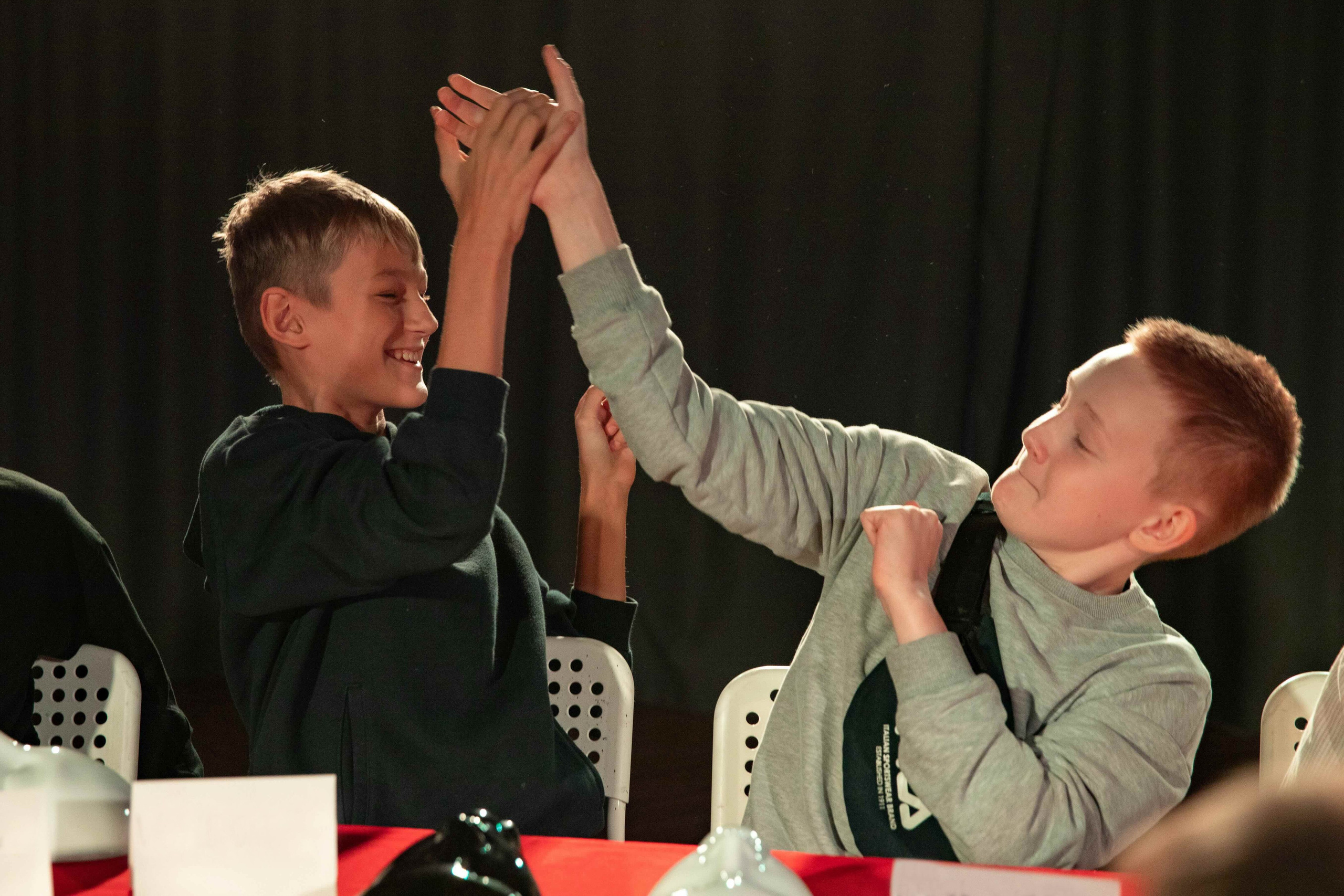 На репортажной фотосессии ребята праздную победу