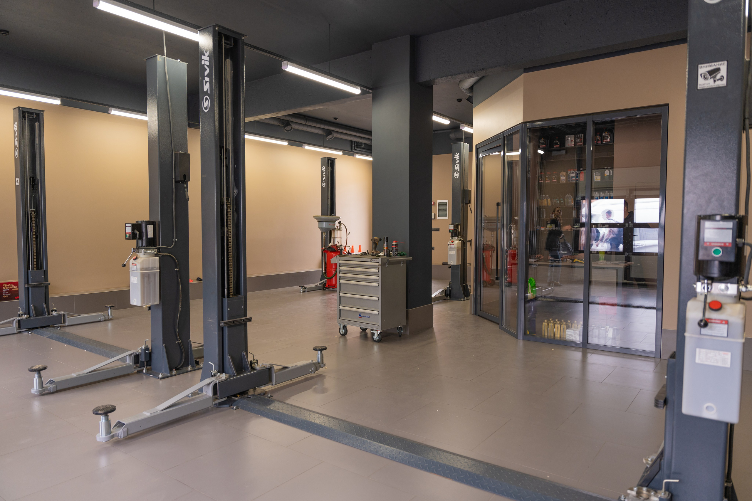 Интерьерная фотосъемка автосалона Elrus в Краснодаре. Zeekr, LiXiang Профессиональная фотосъемка интерьера премиум-автосалона в Краснодаре. Шедевры для Вас! Фотограф и Видеограф в Краснодаре Пахиев Руслан