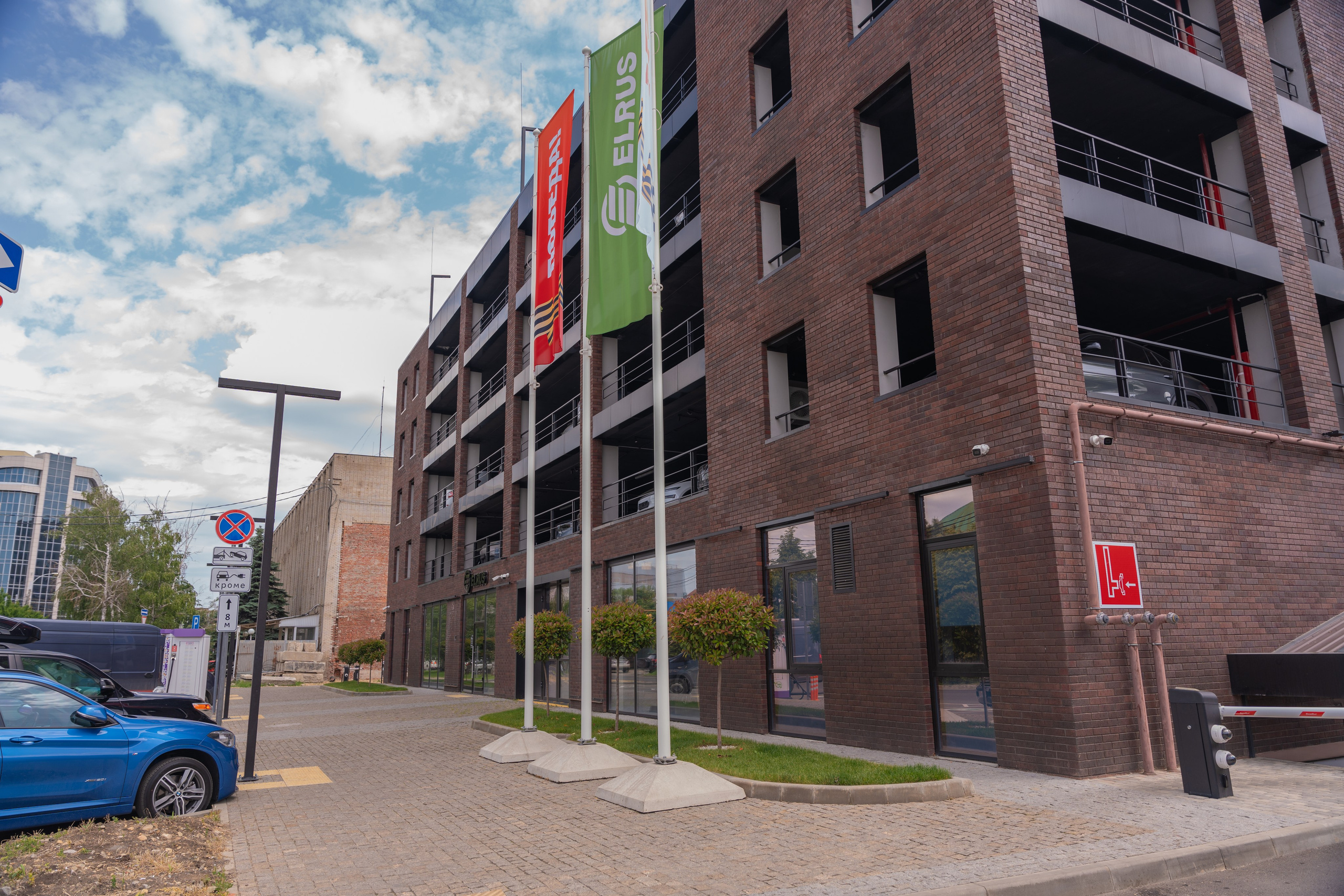 Интерьерная фотосъемка автосалона Elrus в Краснодаре. Zeekr, LiXiang Профессиональная фотосъемка интерьера премиум-автосалона в Краснодаре. Шедевры для Вас! Фотограф и Видеограф в Краснодаре Пахиев Руслан