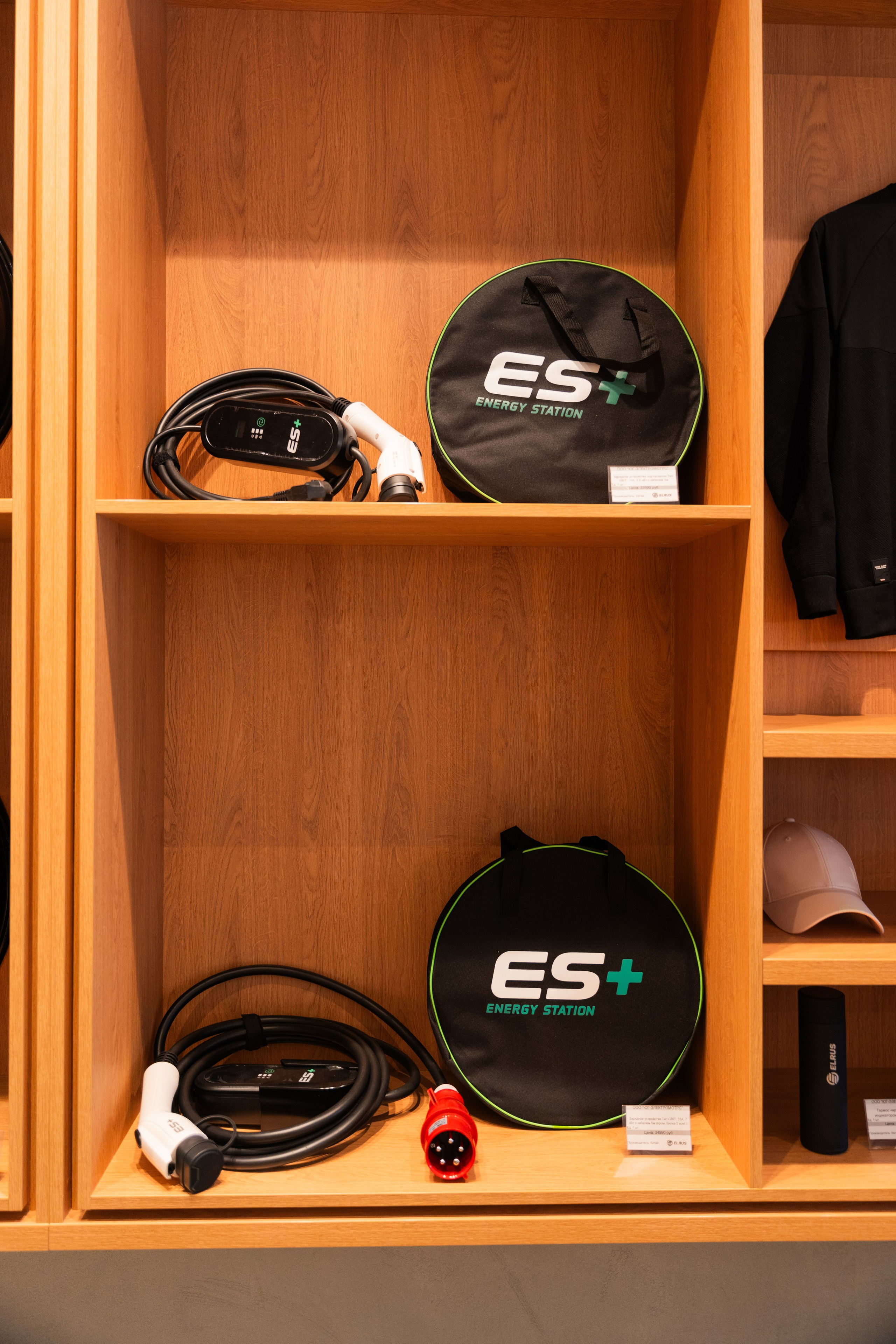 Интерьерная фотосъемка автосалона Elrus в Краснодаре. Zeekr, LiXiang Профессиональная фотосъемка интерьера премиум-автосалона в Краснодаре. Шедевры для Вас! Фотограф и Видеограф в Краснодаре Пахиев Руслан