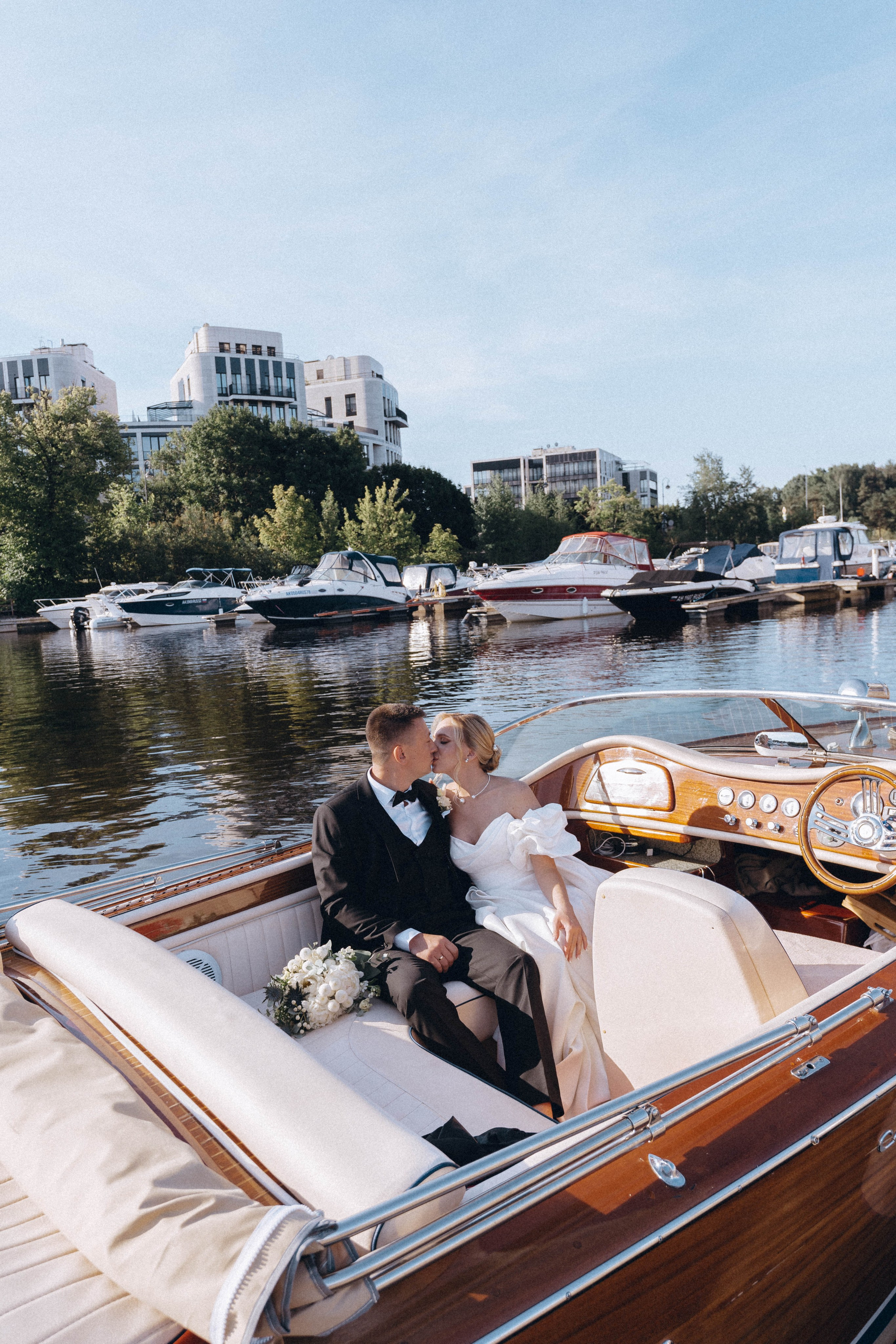 СВАДЕНБНАЯ СЬЕМКА НА КАТЕРЕ ПО КАНАЛАМ САНКТ-ПЕТЕРБУРГА И В АКВАТОРИИ НЕВЫ. Профессиональный фотограф, Санкт-Петербург — Виктория Богомолова