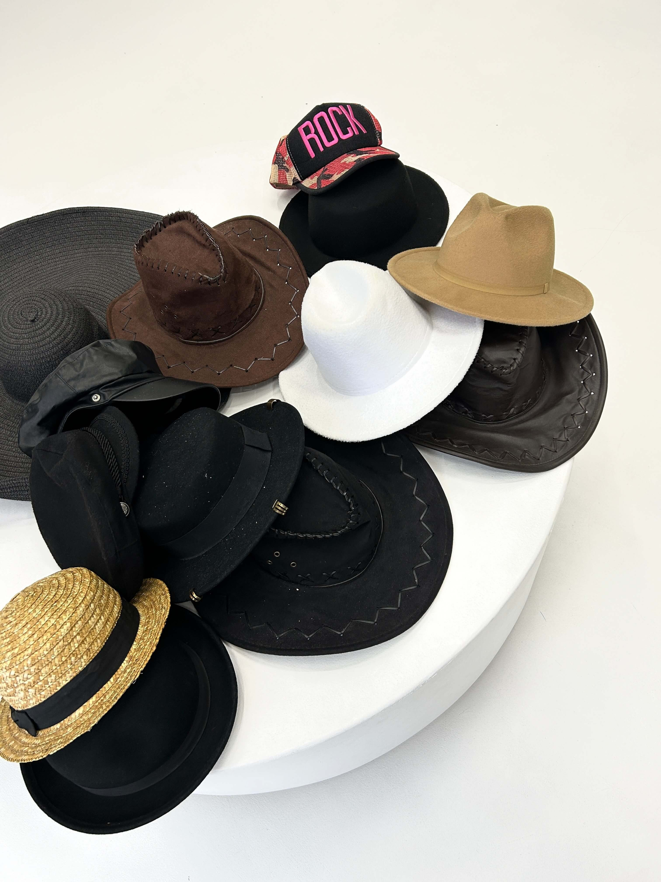 Современное оборудование в нашей студии и очень много реквизита. Фотостудия LUNA — аренда циклорамы и фотозон в Екатеринбурге