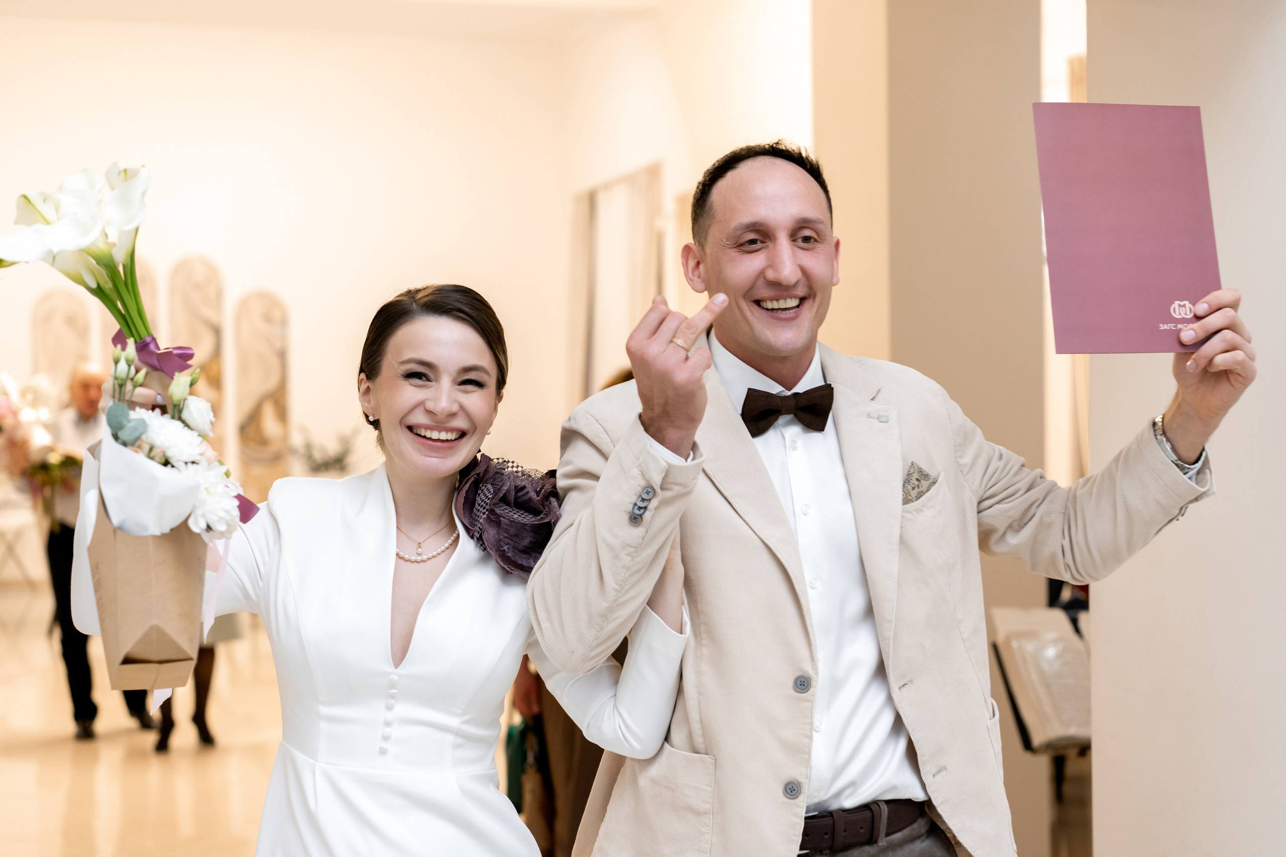 Свадебный фотограф в Москве. Свадебный фотограф Видное, Бутово, Домодедово, Щербинка, Царицыно. Свадебная фотосессия и сборы невесты в отеле Soluxe. Регистрация брака во дворце бракосочетания ВДНХ. Свадьба на ВДНХ. Свадебная фотосессия с ретро автомобилем Чайка. 