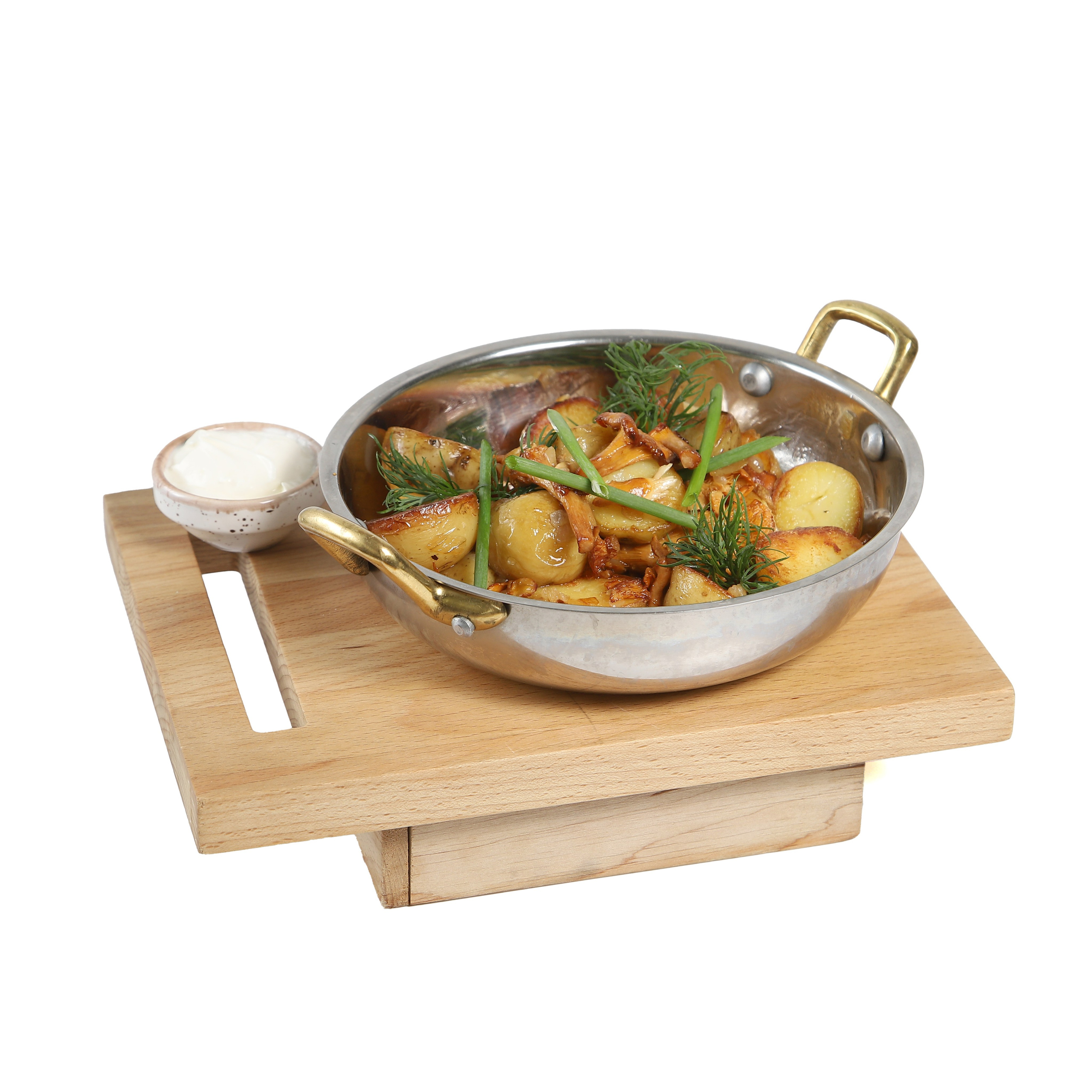 Фуд-фотография горячего блюда в металлической сковороде с соусом.