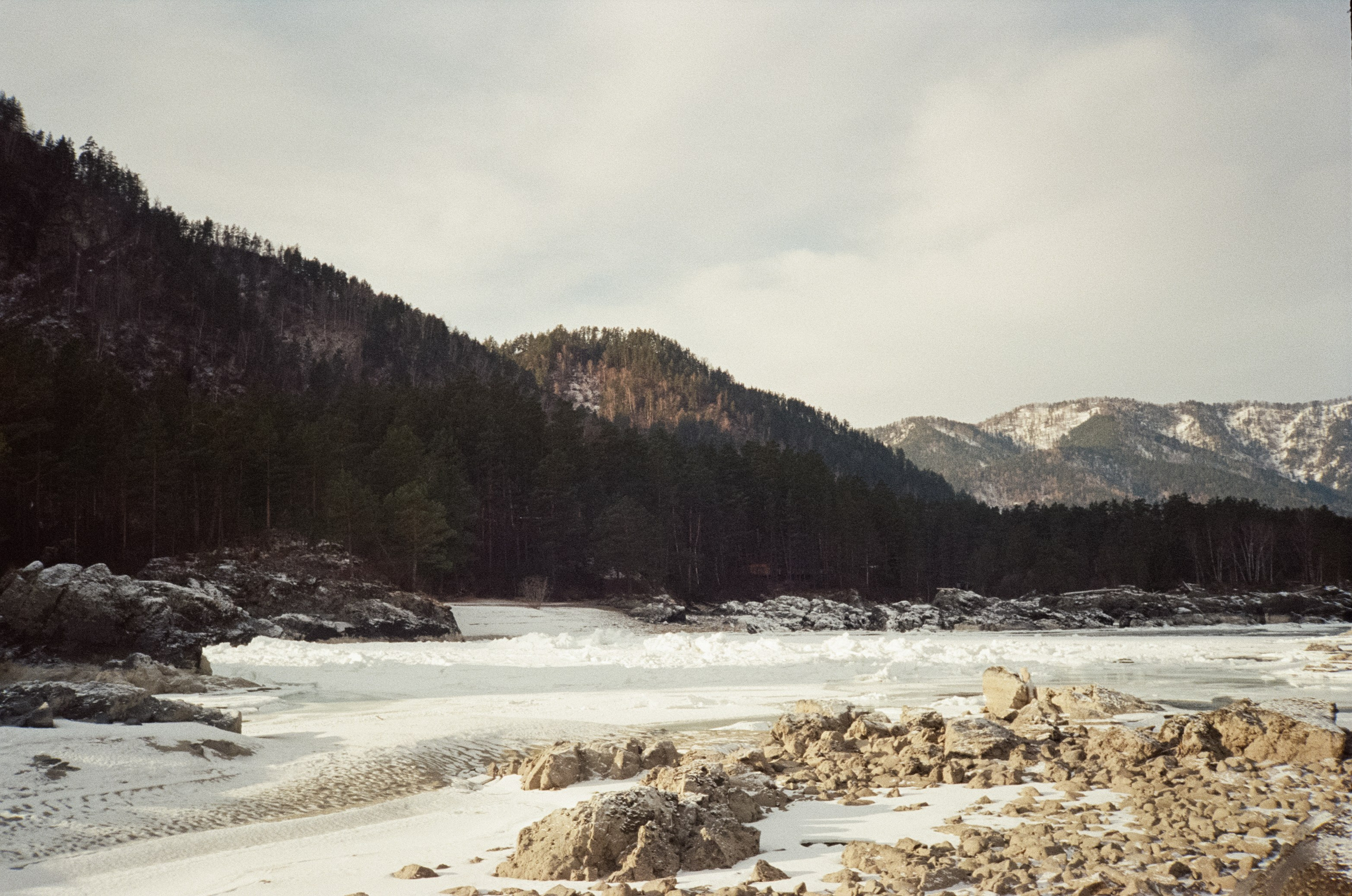 Кедровый остров и база Берель. Яркое солнце, скалы, льды и бурлящий по. Фотограф-документалист Мария Осокина