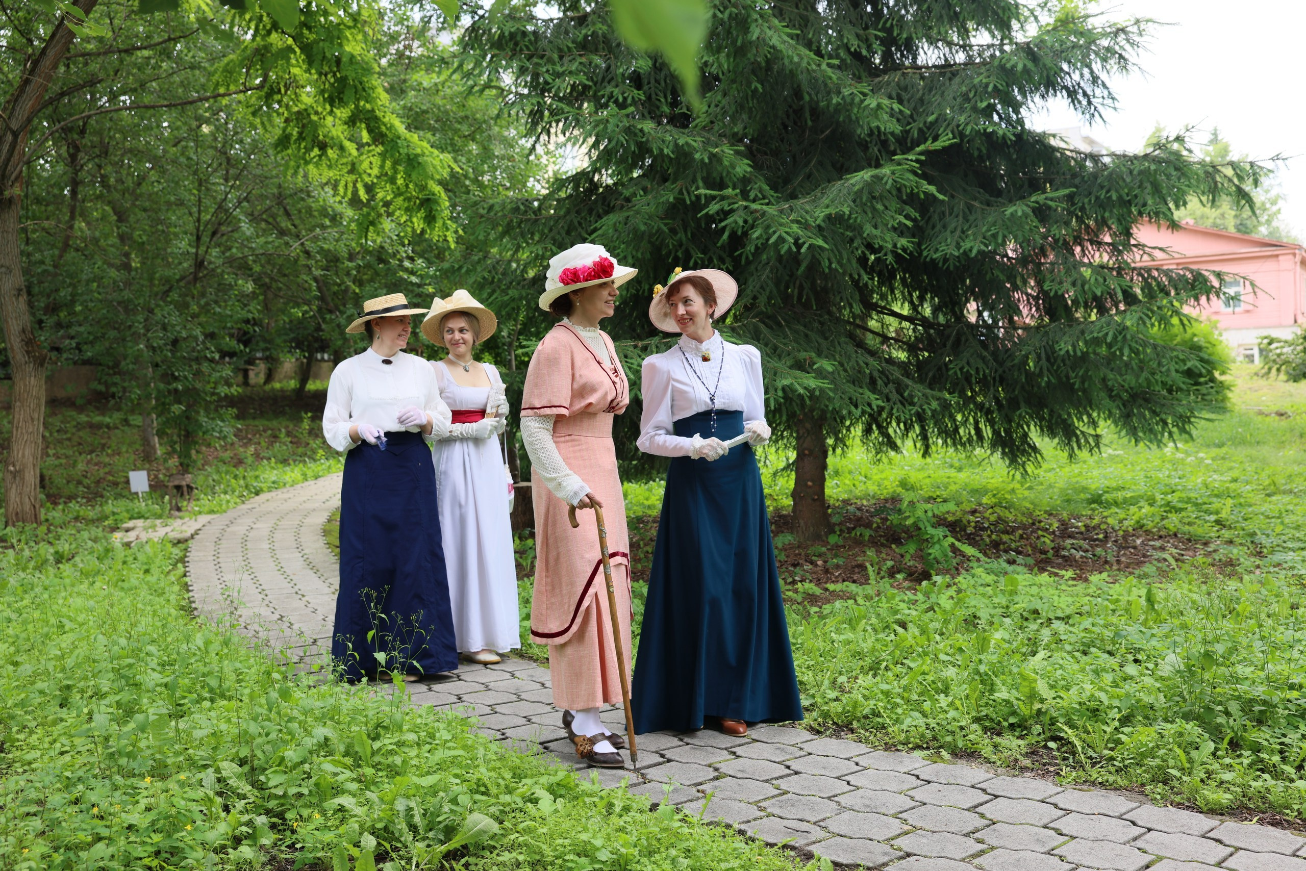 Усадьба Вересаева. Гости в саду. Фотограф в Туле Крупский АнДРей. Фотостудия «КАДР71» в Туле