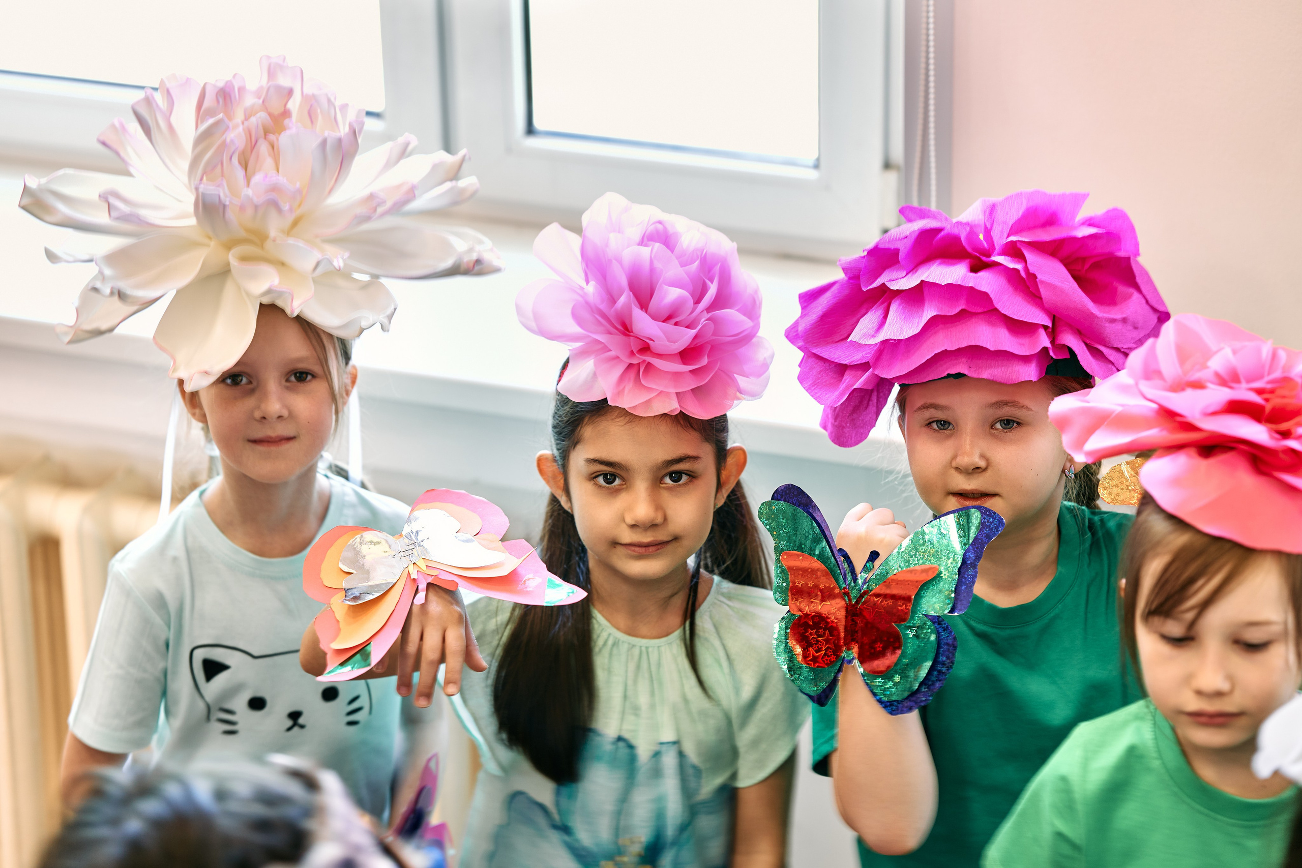 Девочки в образе цветочков с бабочками на руках