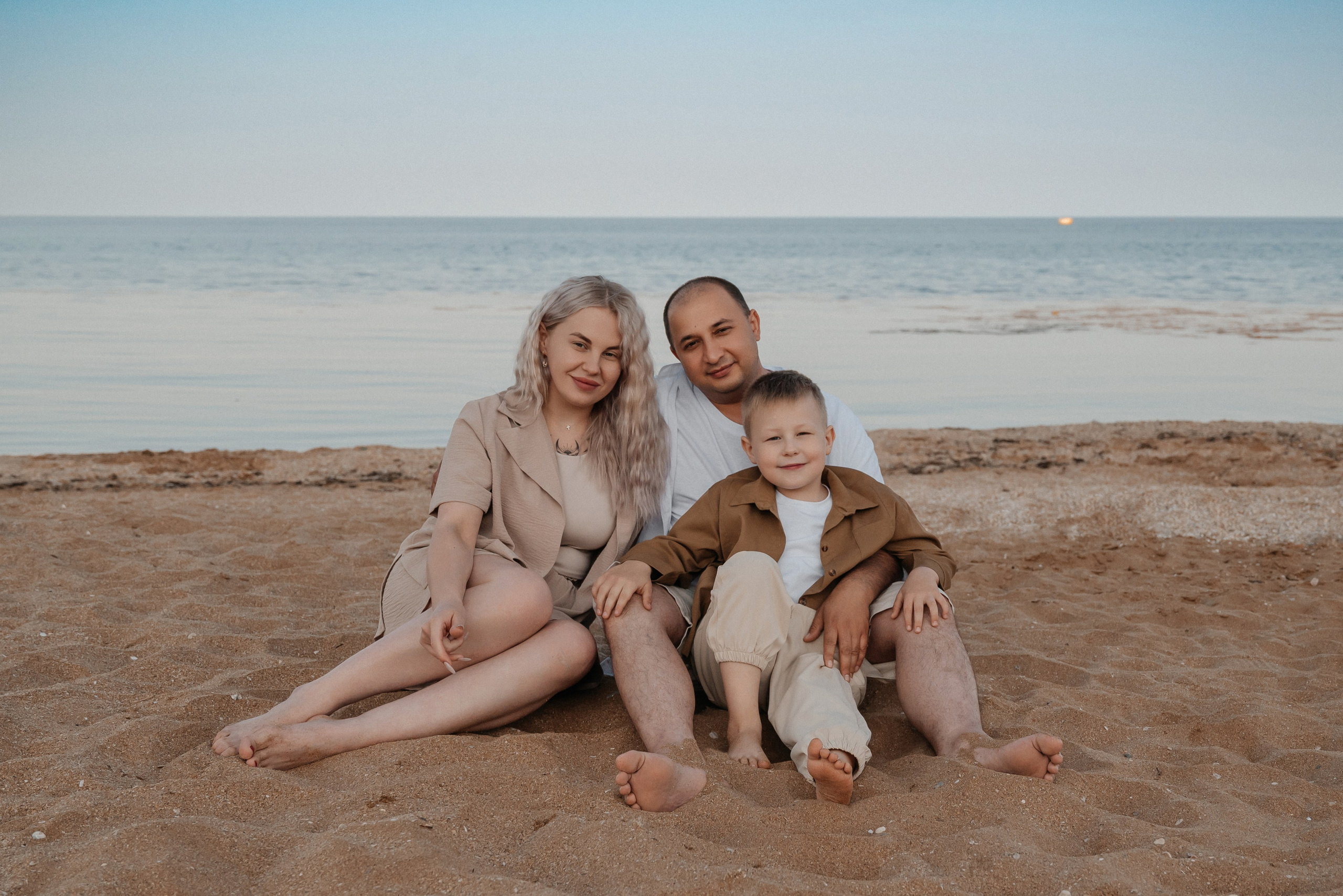 СЕМЕЙНАЯ ФОТОСЕССИЯ НА ПЛЯЖЕ В ФЕОДОСИИ