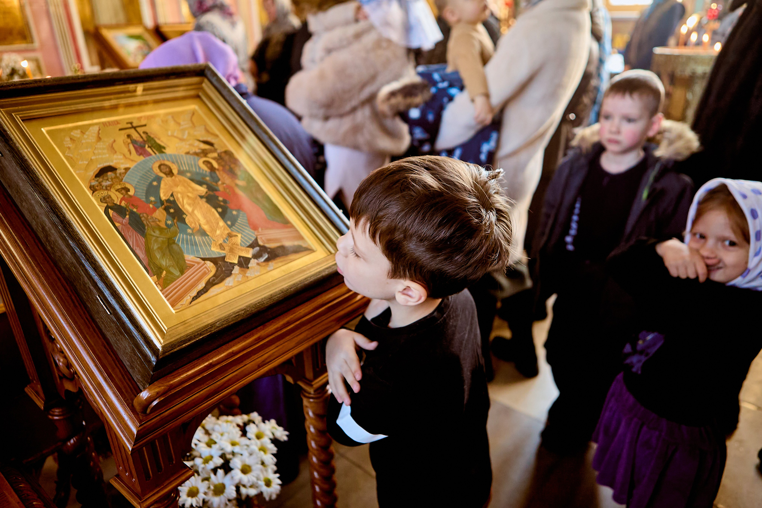 У иконы. Храм преподобного Серафима Саровского. Г. Дзержинск