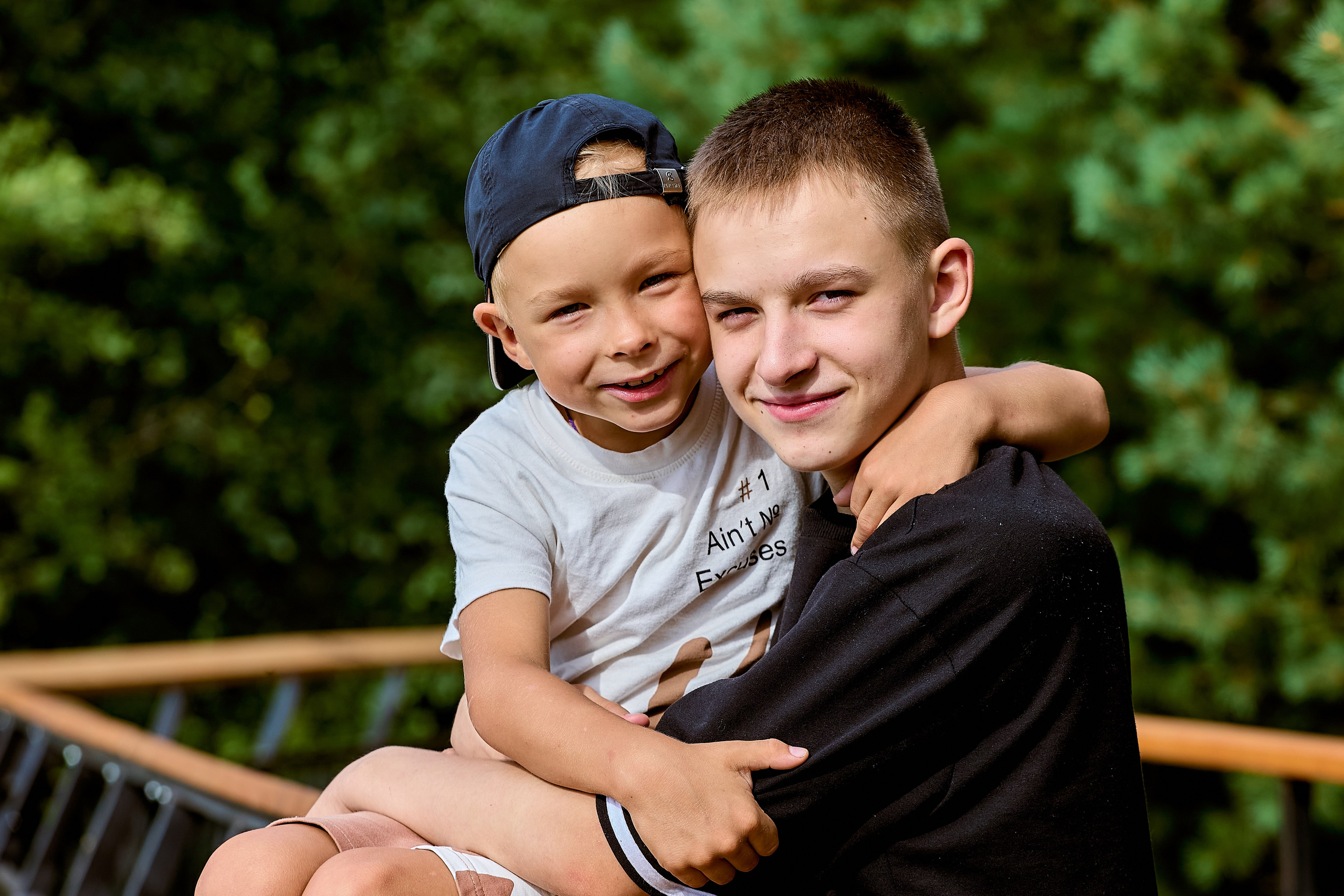 Семейная прогулка летом на озере