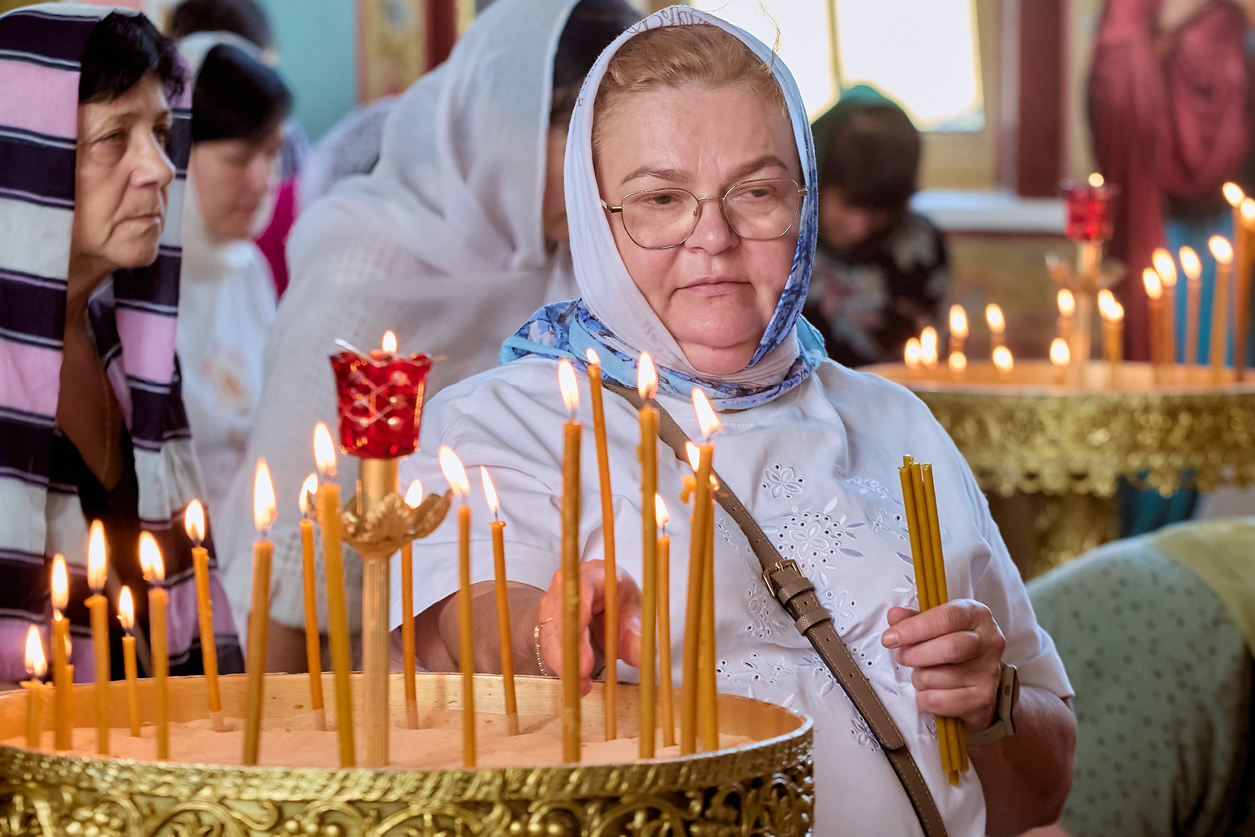 Портрет Женщины в Храме фото Николая Голованова г Дзержинск