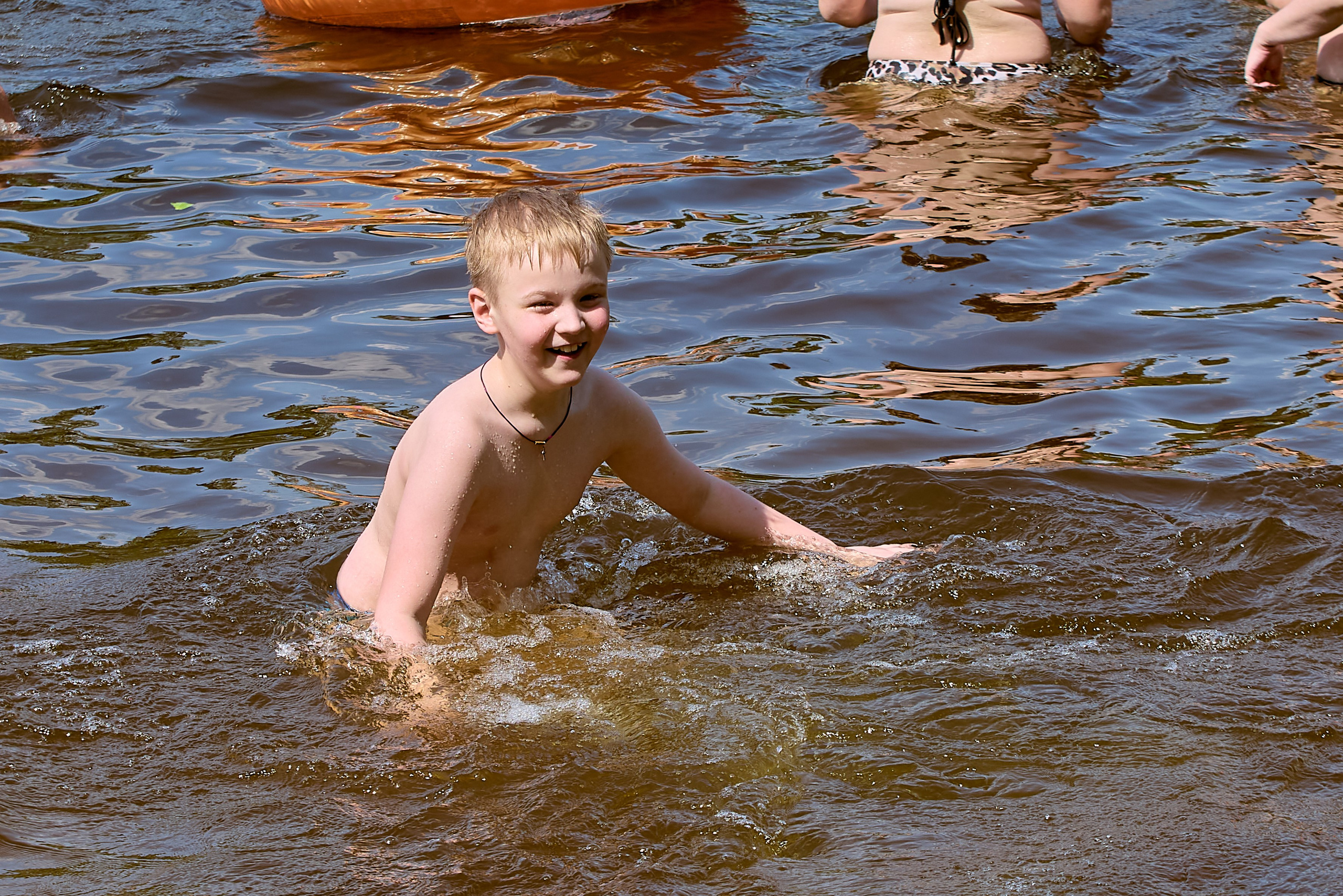 Портрет ребёнка у воды — праздник детства, наполненный светом и счастьем, фото православного фотографа Николая Голованова, г. Дзержинск.