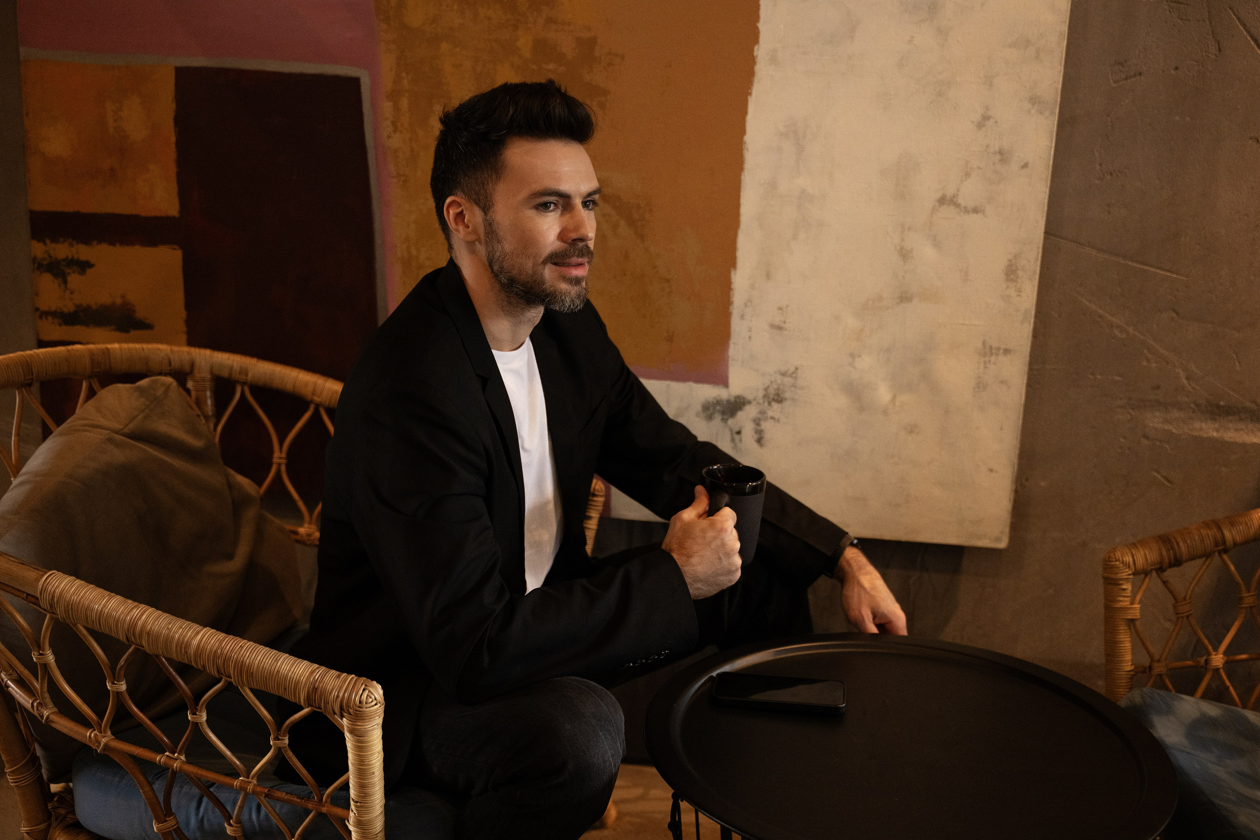 Красавчик в кафе. Главная