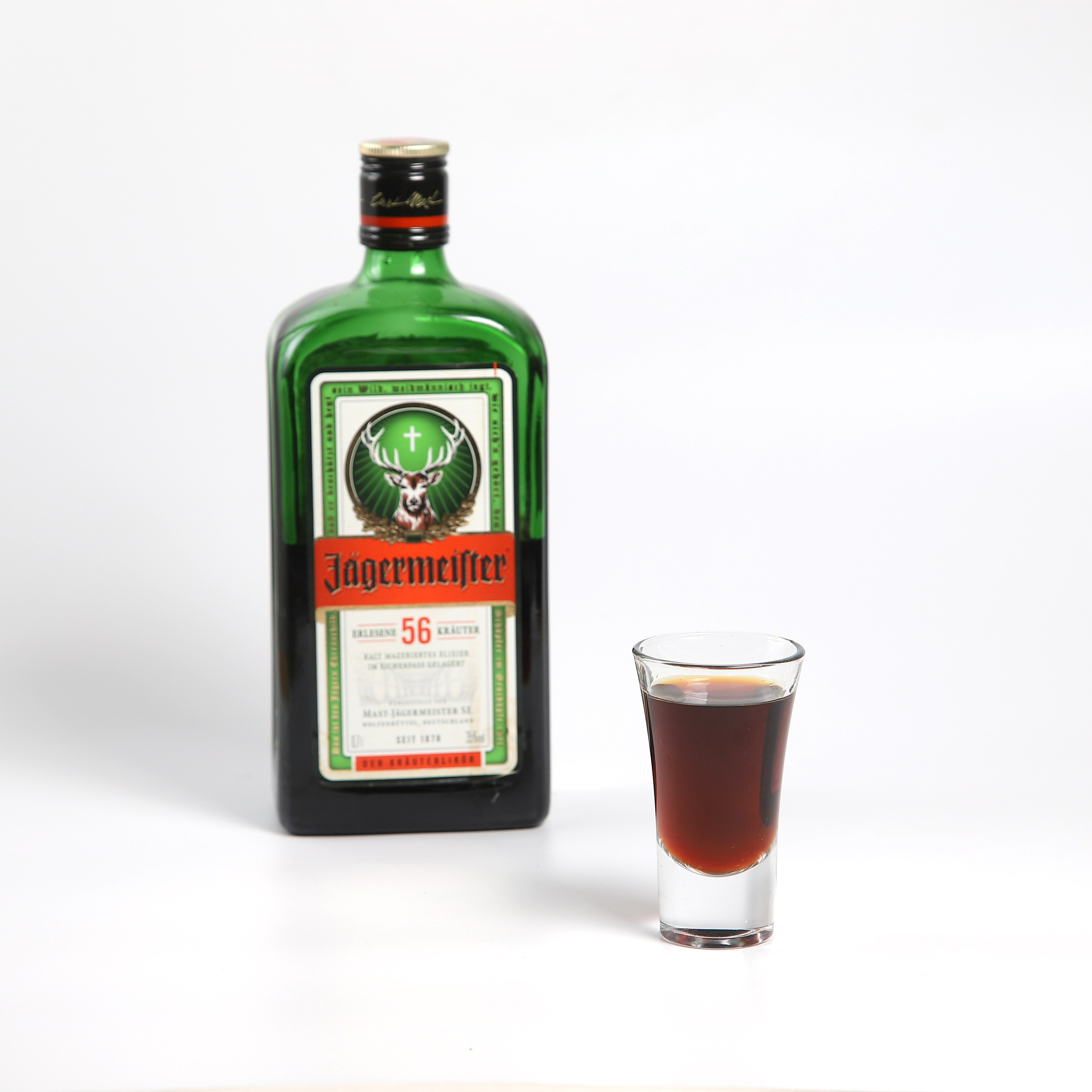 Фуд-фотография бутылки Jägermeister и стопки.