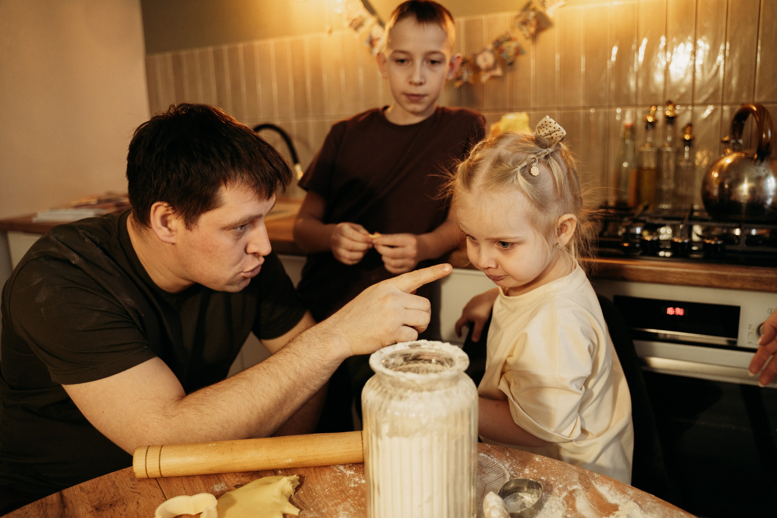 Семья на кухне