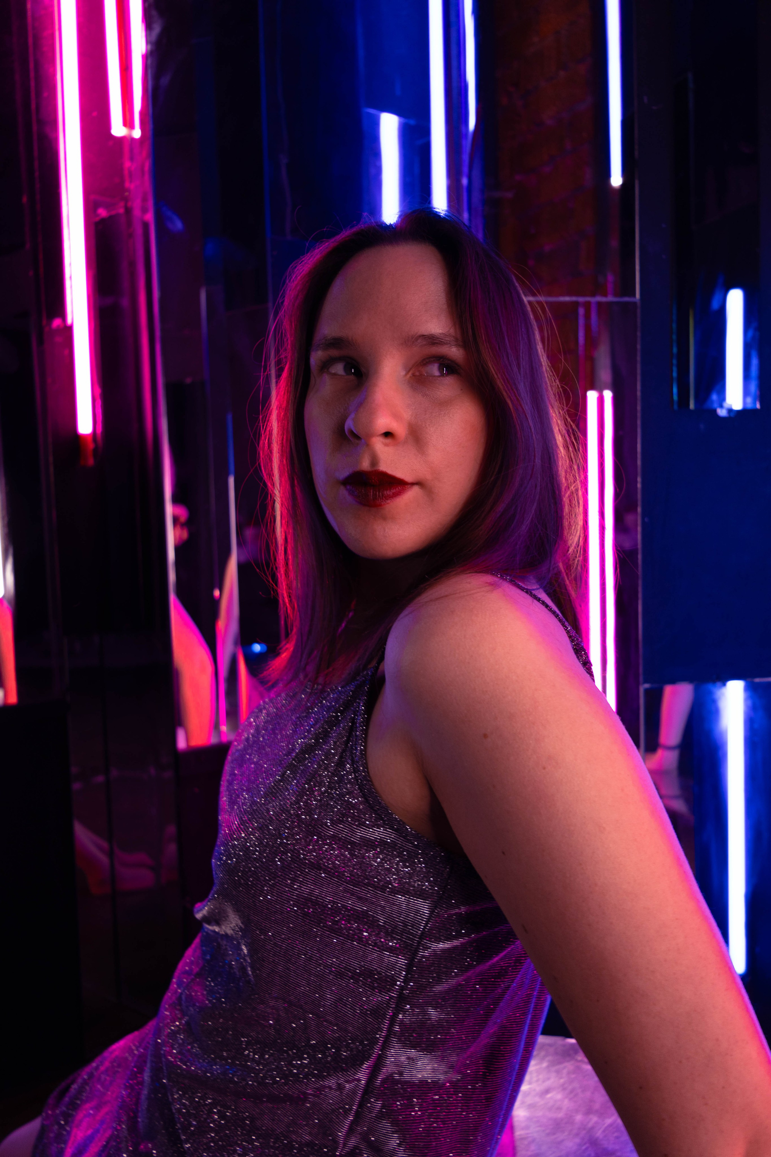 В лучах неона