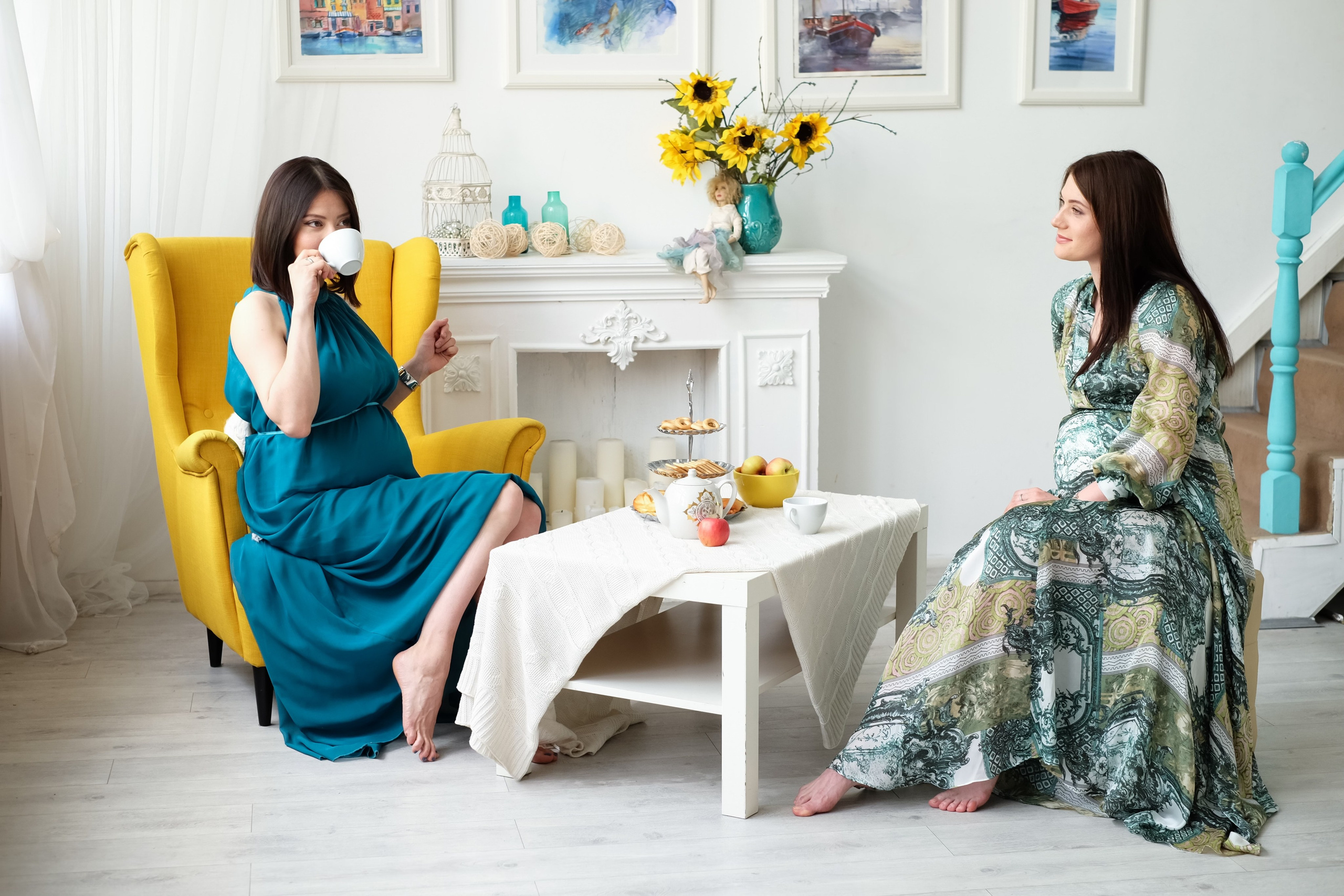 Съемка для двух беременных подруг в светлой студии. Фотографы в Москве Светлана Устинова и Сергей Грачев