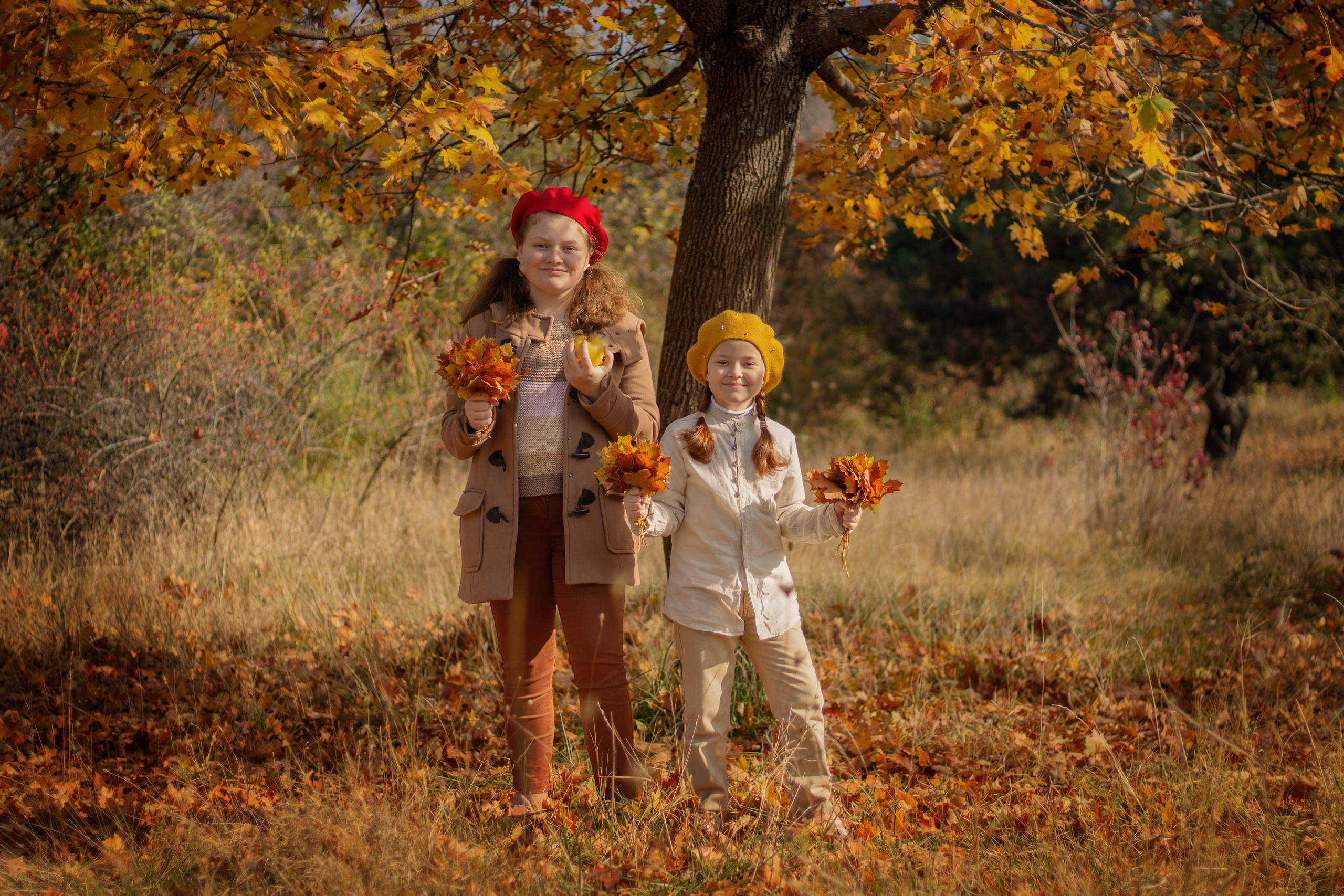 Сестры на осенней прогулке, Сапун-гора. Семейный и детский фотограф в г. Севастополь Екатерина Солдатова