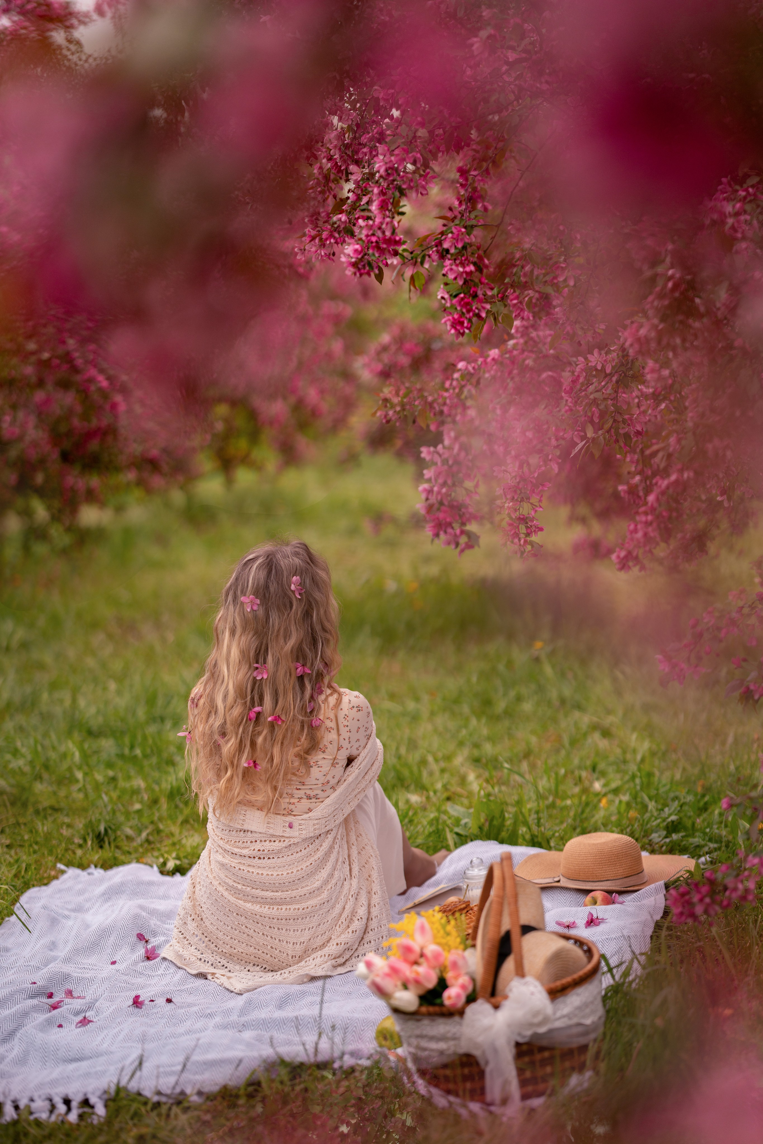 Весенняя сказка Марии в цветущем саду. Семейный и портретный фотограф в Санкт-Петербурге Татьяна Гримоть
