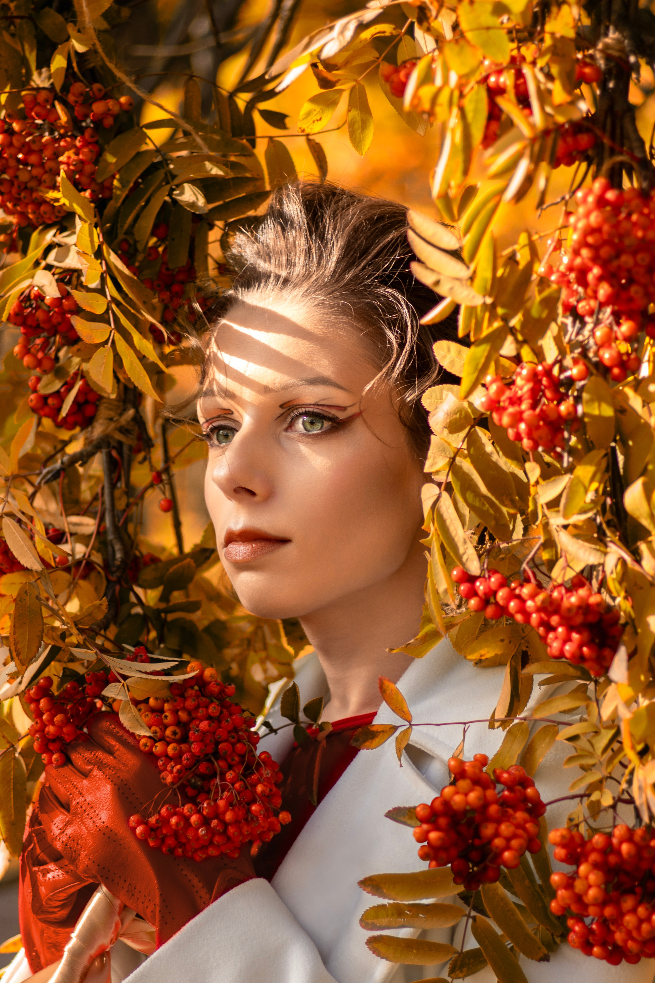 Лена с рябиной. Семейный и детский фотограф Антон Зорин