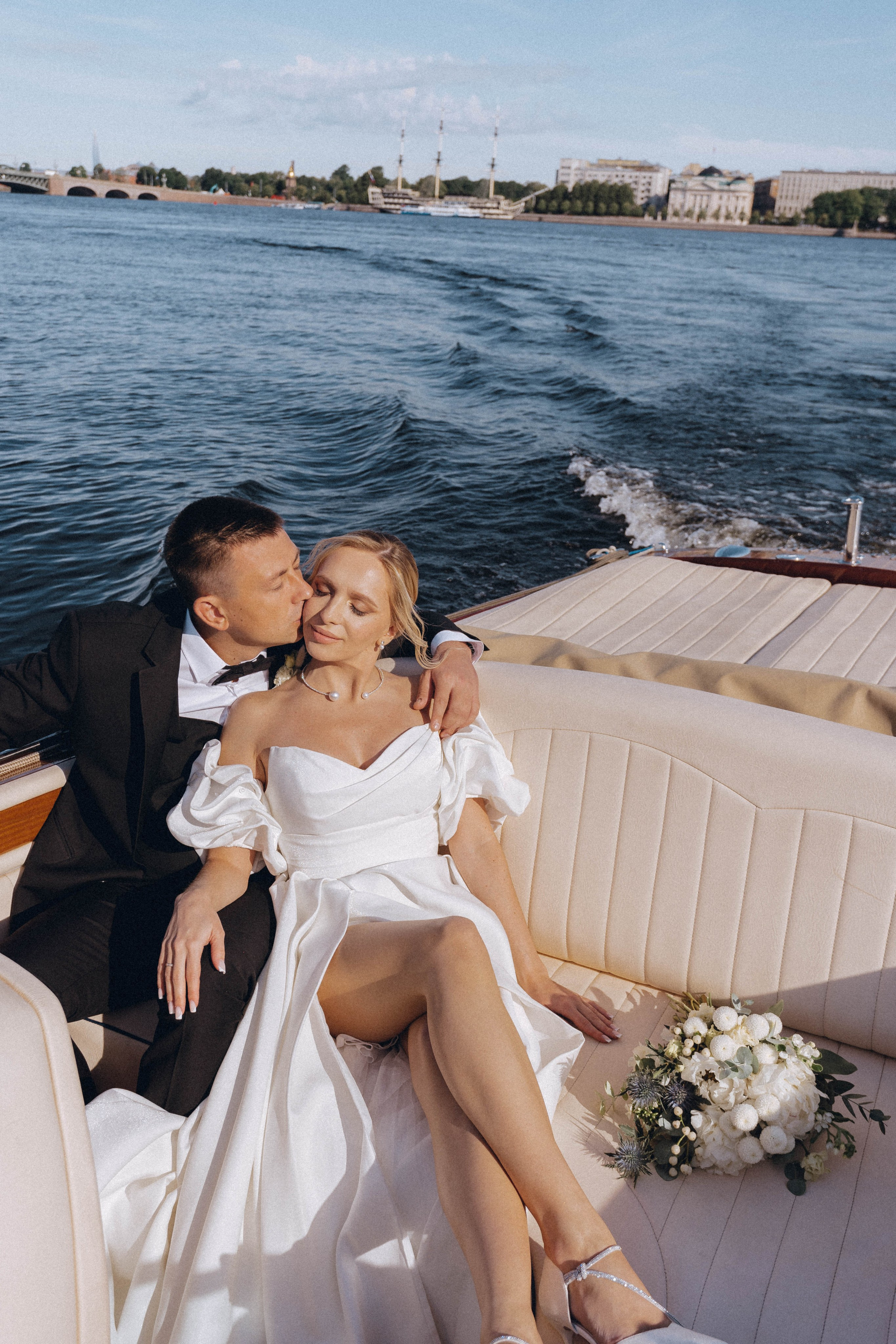 СВАДЕНБНАЯ СЬЕМКА НА КАТЕРЕ ПО КАНАЛАМ САНКТ-ПЕТЕРБУРГА И В АКВАТОРИИ НЕВЫ. Профессиональный фотограф, Санкт-Петербург — Виктория Богомолова