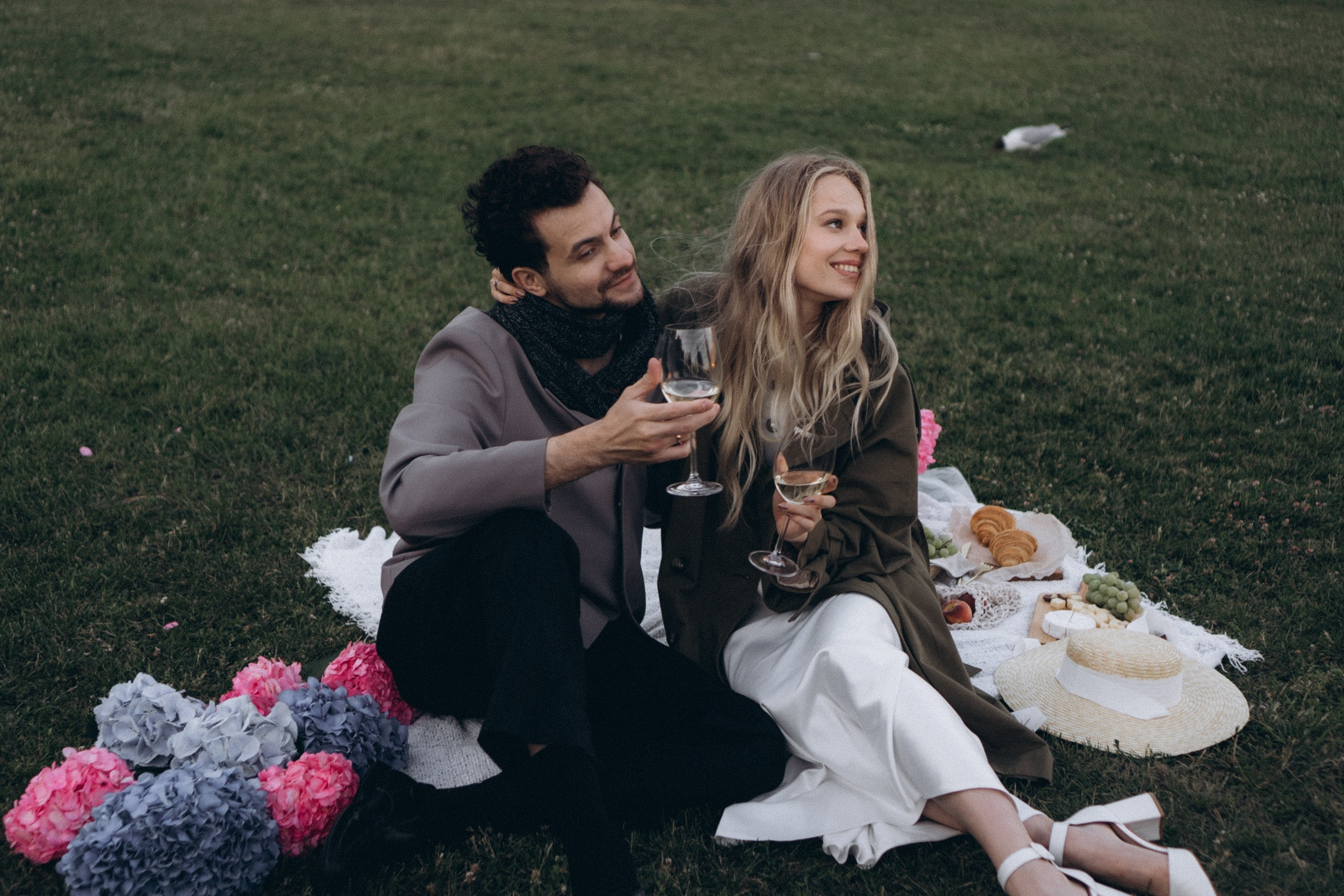 СВАДЕБНАЯ СЬЕМКА ПАРЫ НА РАССВЕТЕ В БЕЛЫЕ НОЧИ И ПРОГУЛКА С РАЗВОДНЫМИ МОСТАМИ И ПИКНИК ВОЗЛЕ ИСАКИЕВСКОГО СОБОРА. Профессиональный фотограф, Санкт-Петербург — Виктория Богомолова