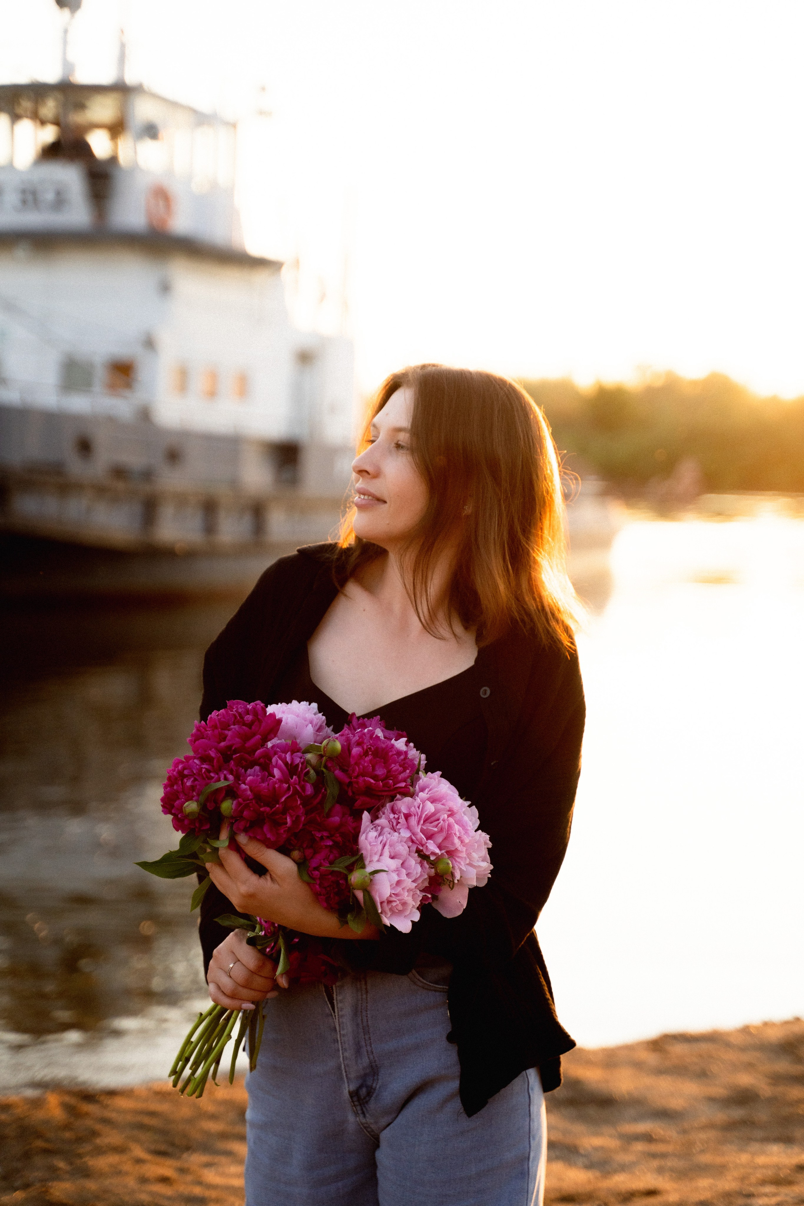 Девушки на берегу