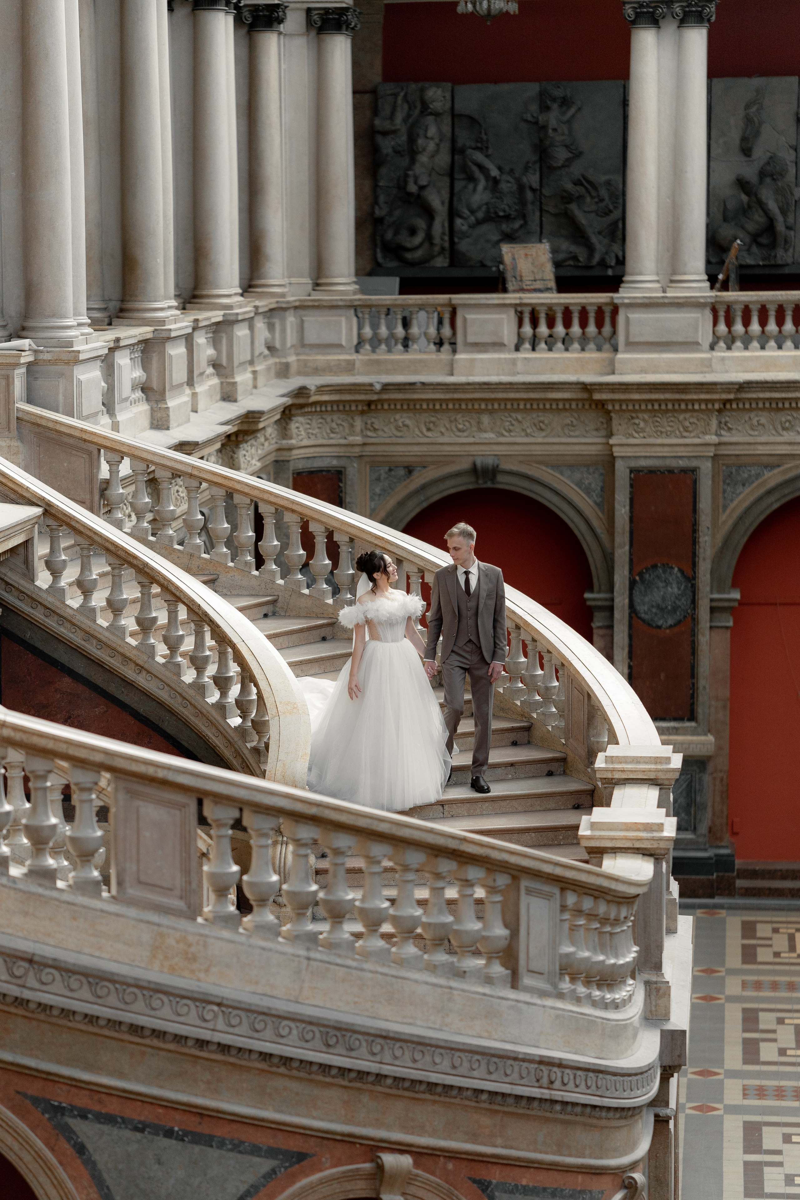 Свадебная пара спускается по главной лестнице в Академии Штиглица