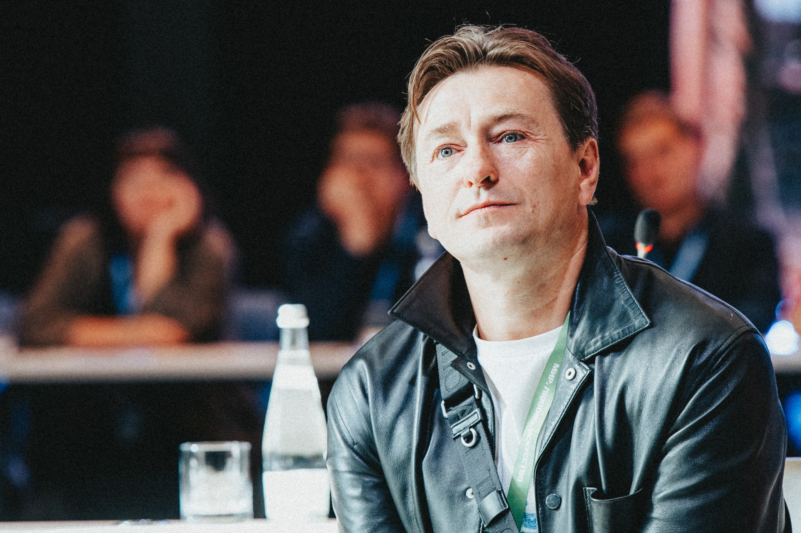 Фотосъемка Сергея Безрукова участвующего в обсуждении тем на конференции