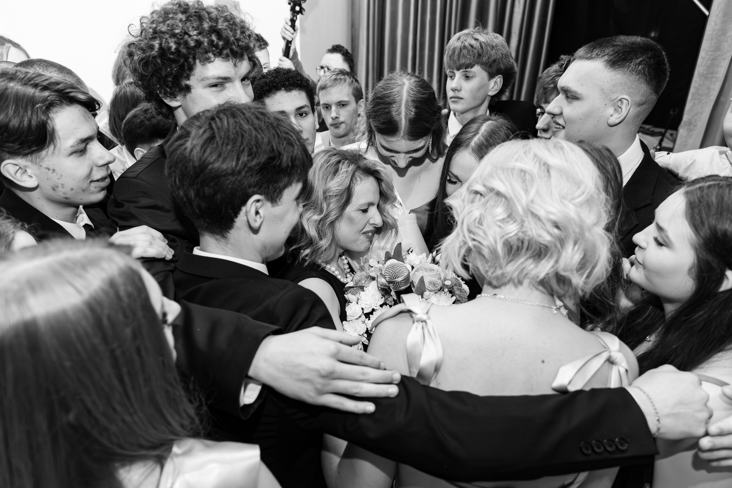 Фотограф на выпускном в Минске, репортажная съёмка школьного выпускного в Беларуси