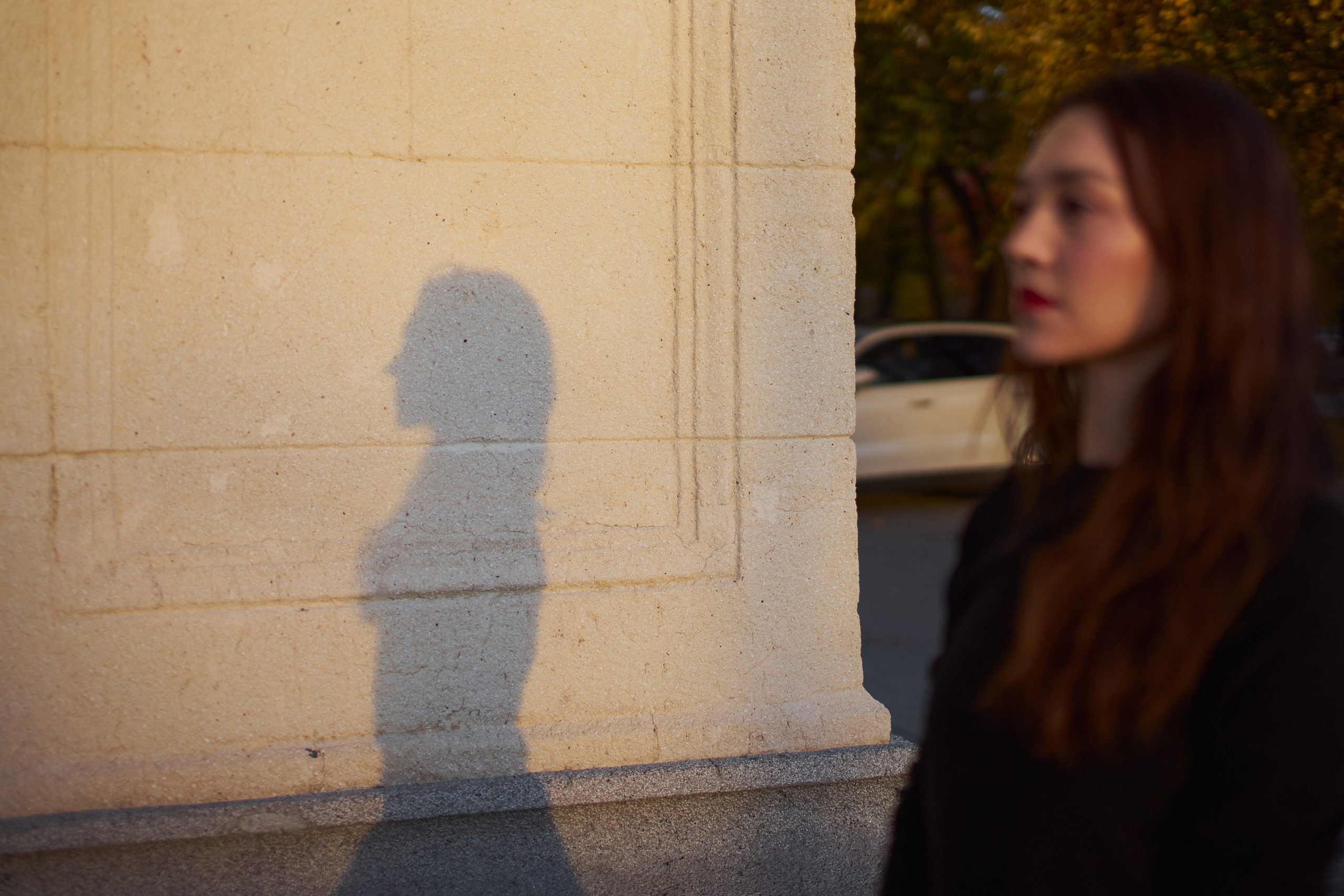 Осенняя фотосессия возле театра для Татьяны. Репортажный и женский фотограф в Новосибирске