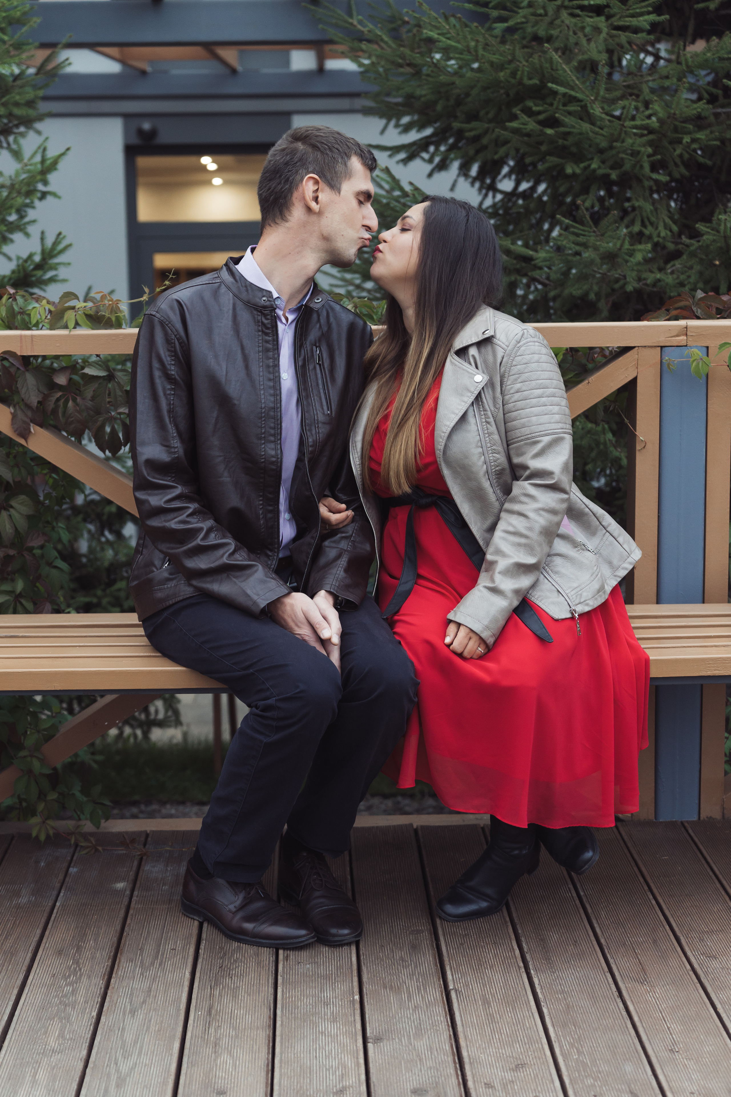 Гости на свадебном банкете сидят на лавочке