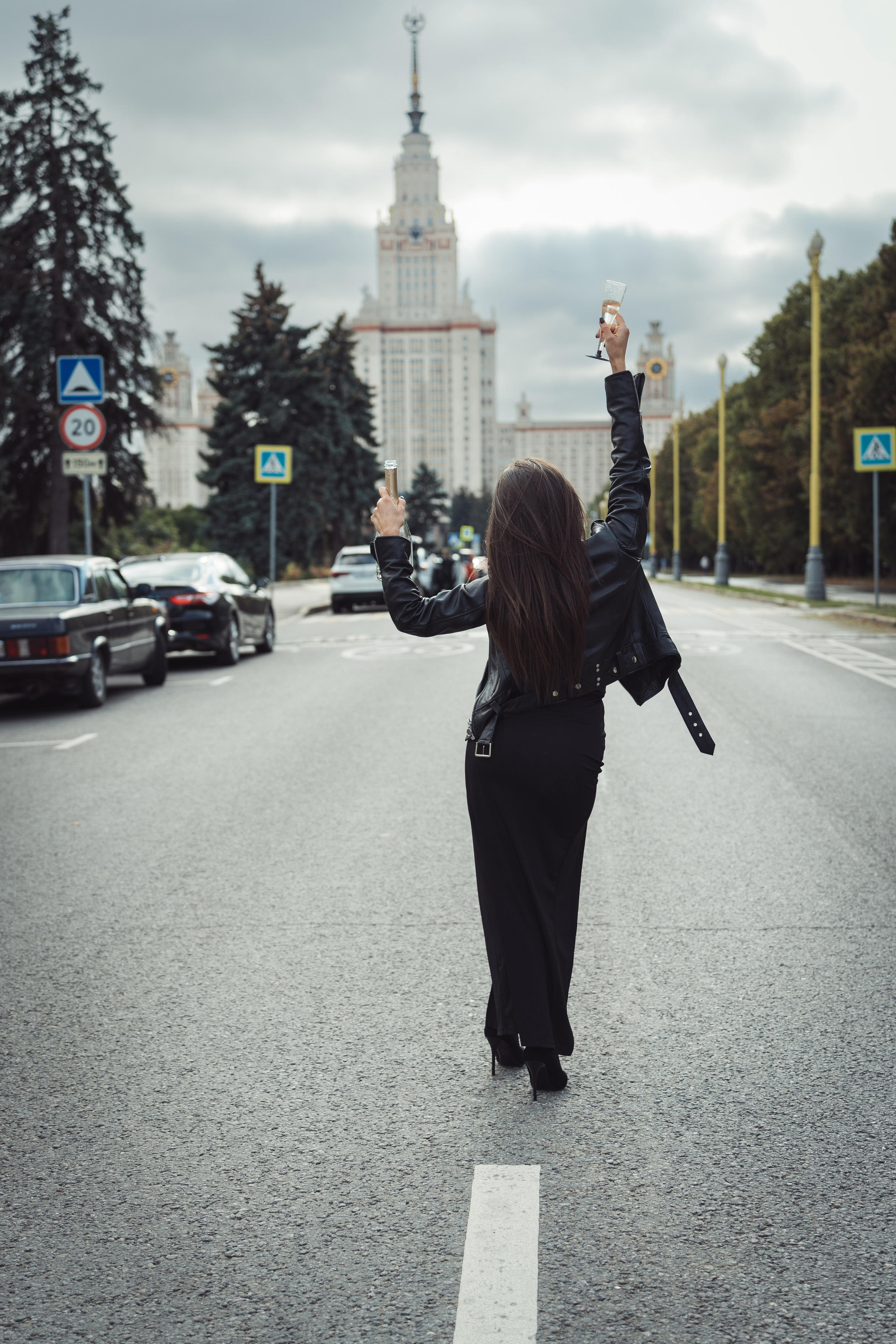 Фотосесия девушки в черной кожаной куртке и юбке