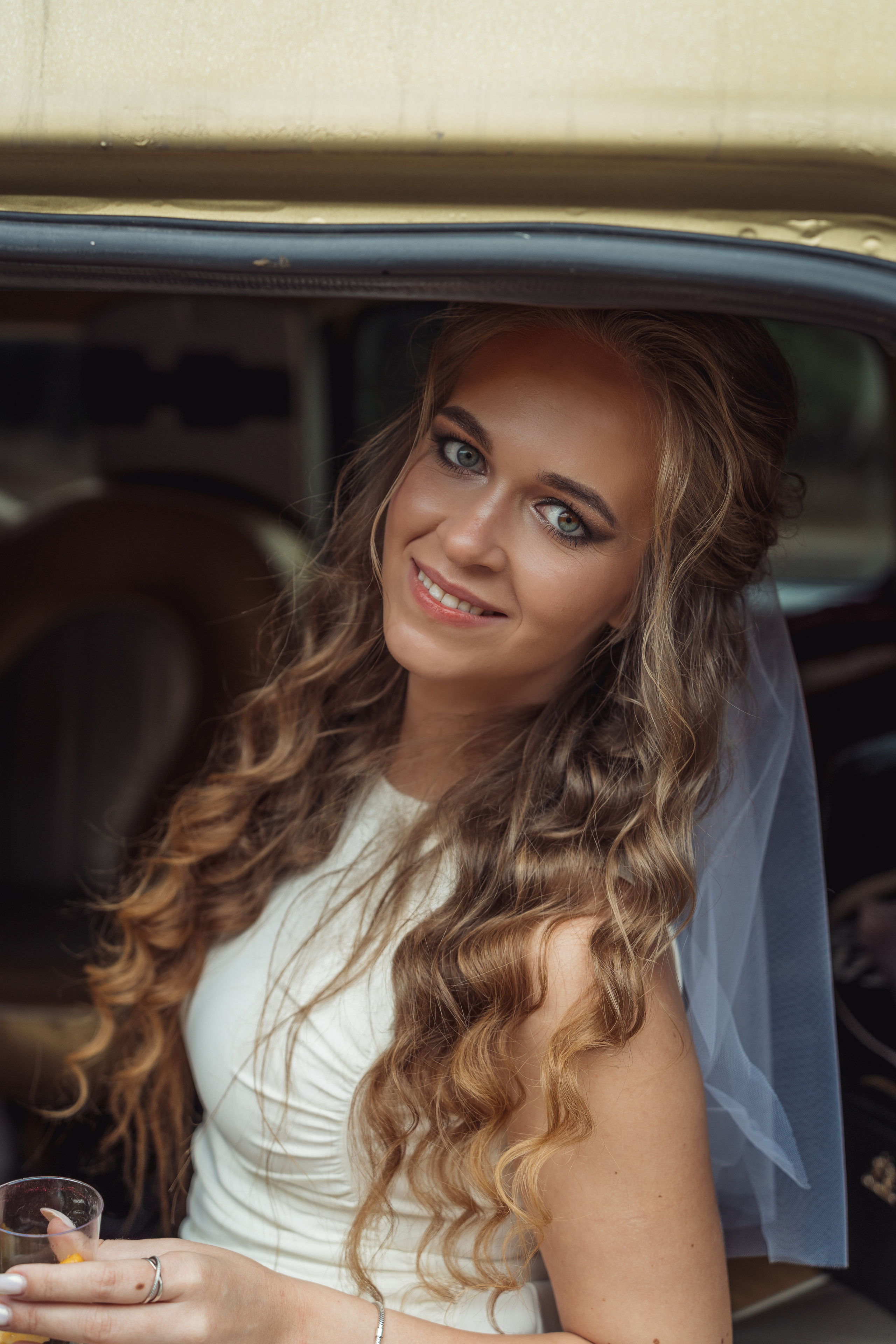 Портрет невесты крупным планом на девичнике сюрпризе для самой невесты и будущей жены