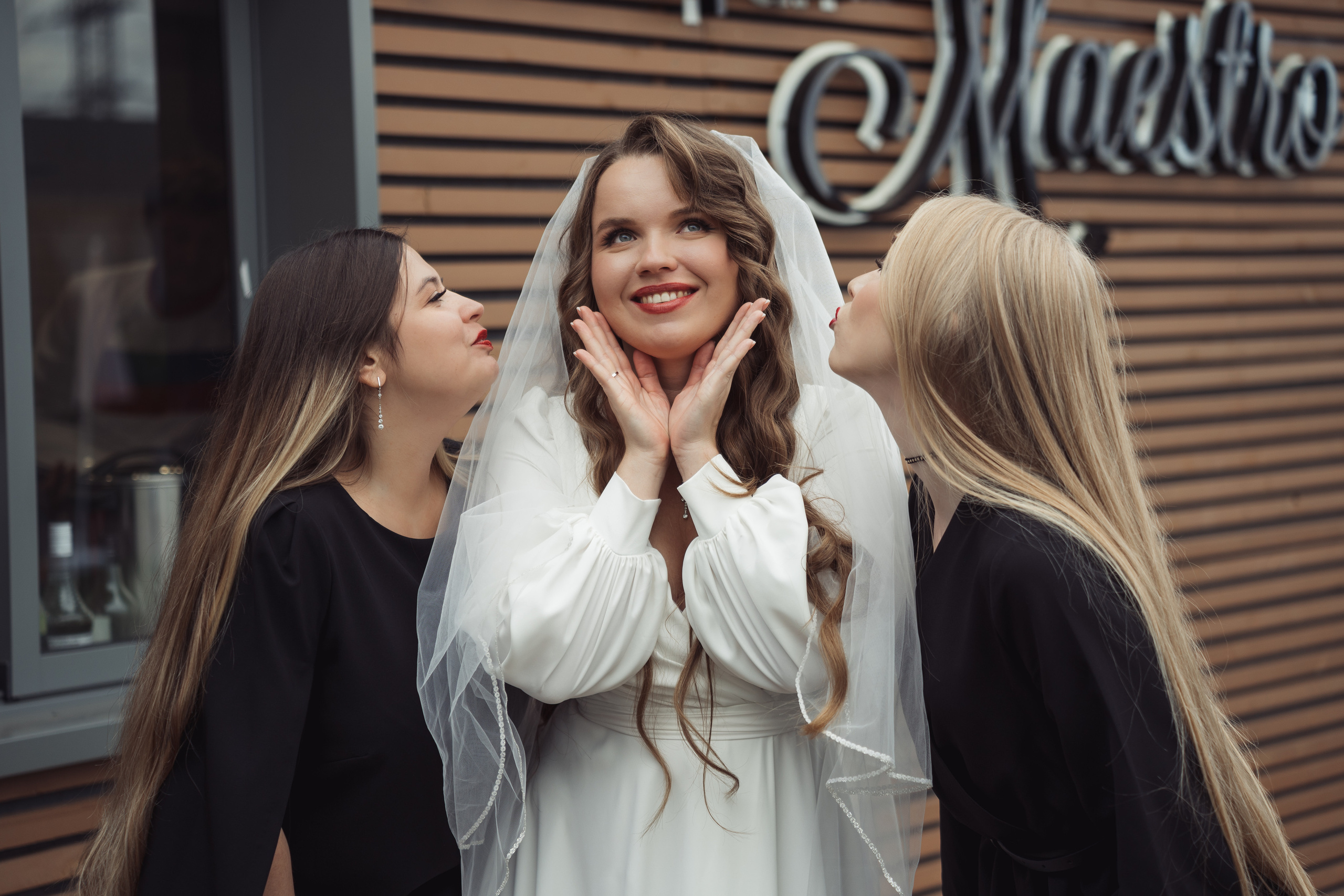 Подружки невесты в черных платьях - стиль свадьбы в черном цвете