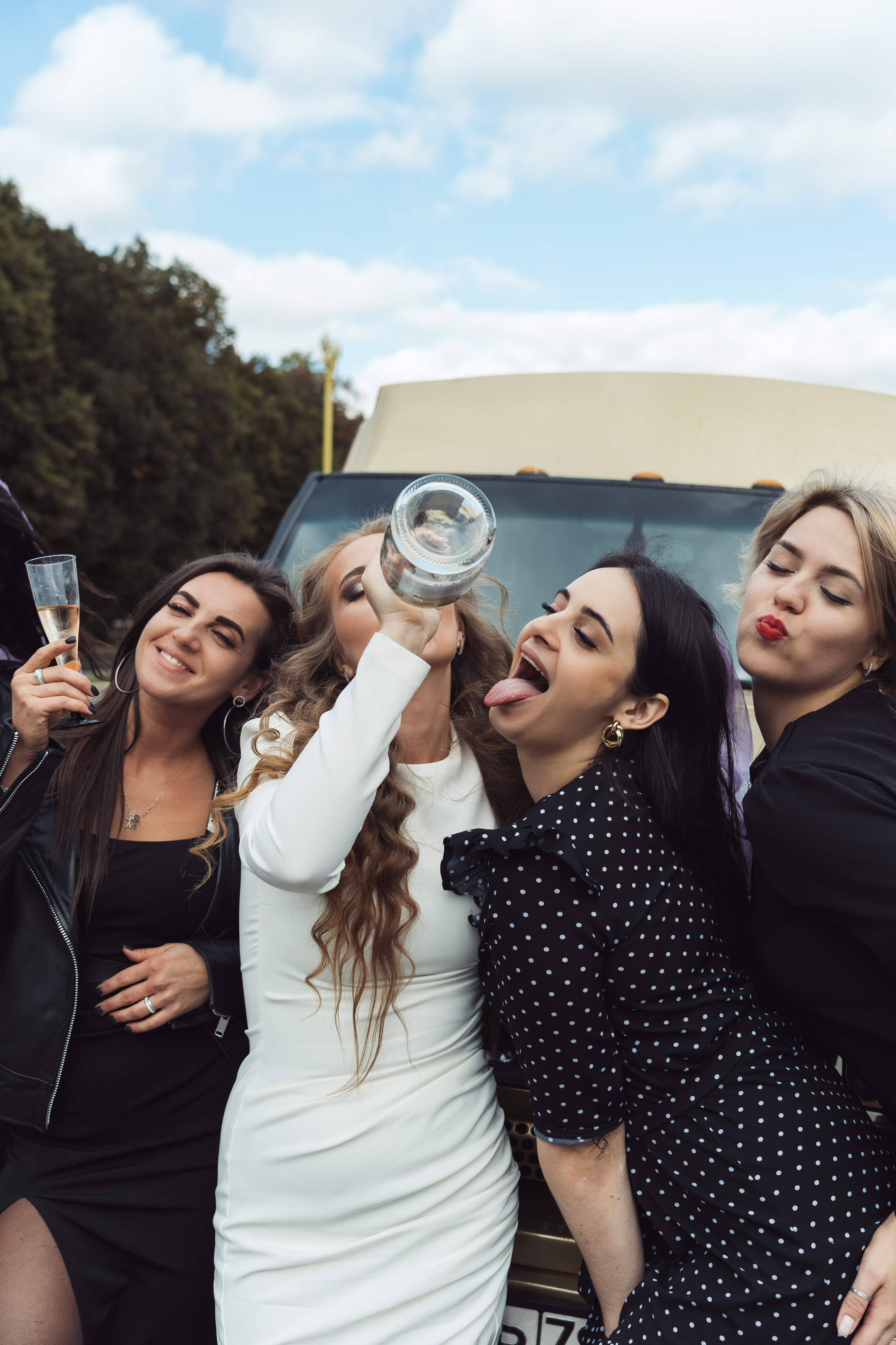 Невеста отрывается по полной со своими подружками перед свадьбой