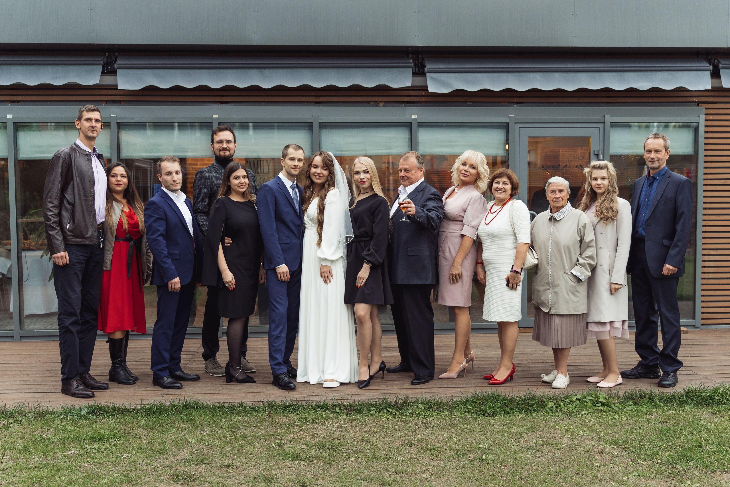 Все гости на свадьбе встали группой и сфотографировались 